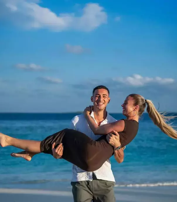 Mert Müldür, sevgilisi Koprena Andjela'ya evlenme teklifi sonrası tatilde romantik anlar paylaştı. Fotoğrafı binlerce beğeni aldı, hayranlarından coşkulu yorumlar geldi.