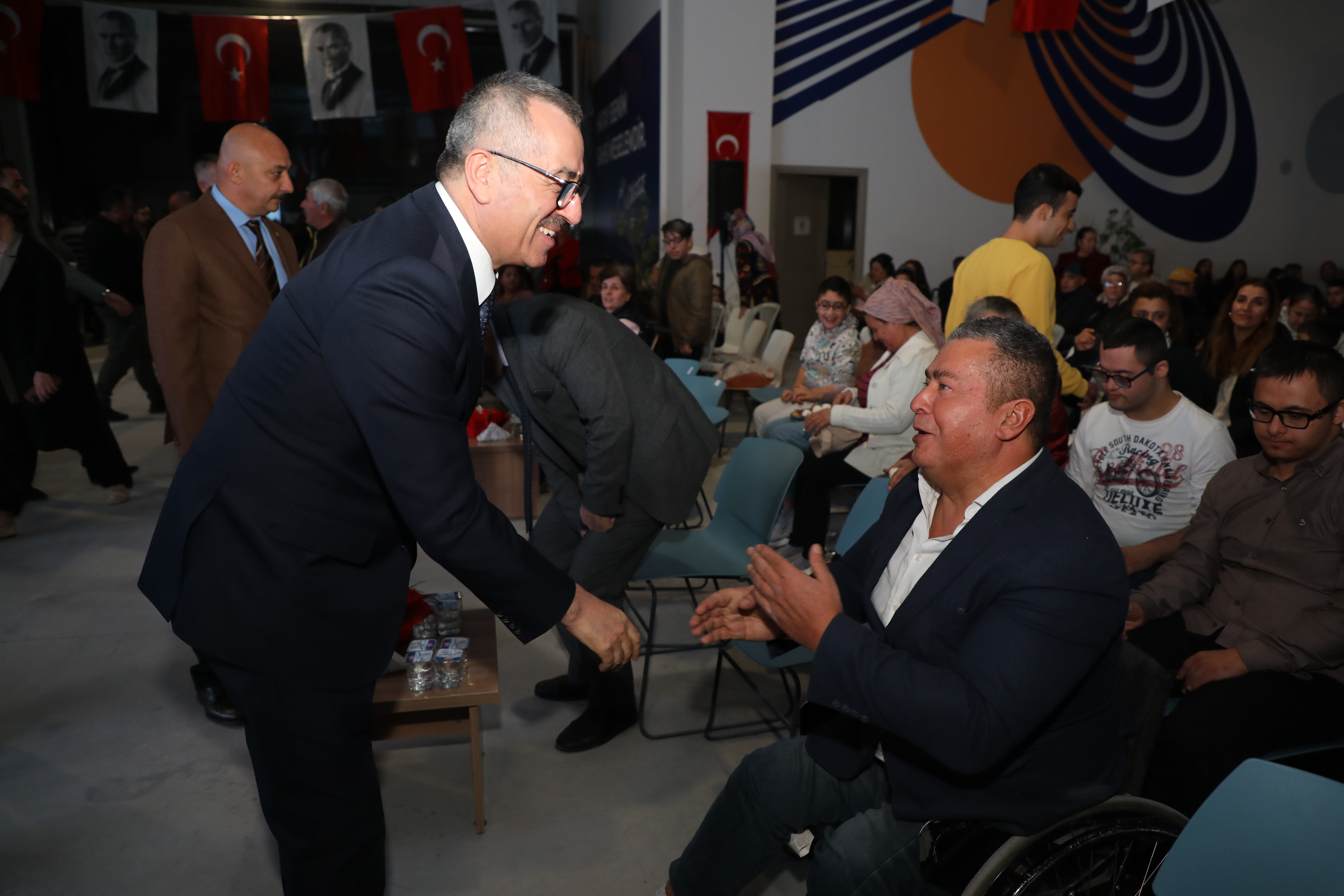 Hatay Büyükşehir Belediyesi, 3 Aralık Dünya Engelliler Günü'nde engelli bireylere akülü ve manuel araç desteği sağlayarak, sosyal hayata katılımlarını artırmayı amaçlayan projeler sundu.