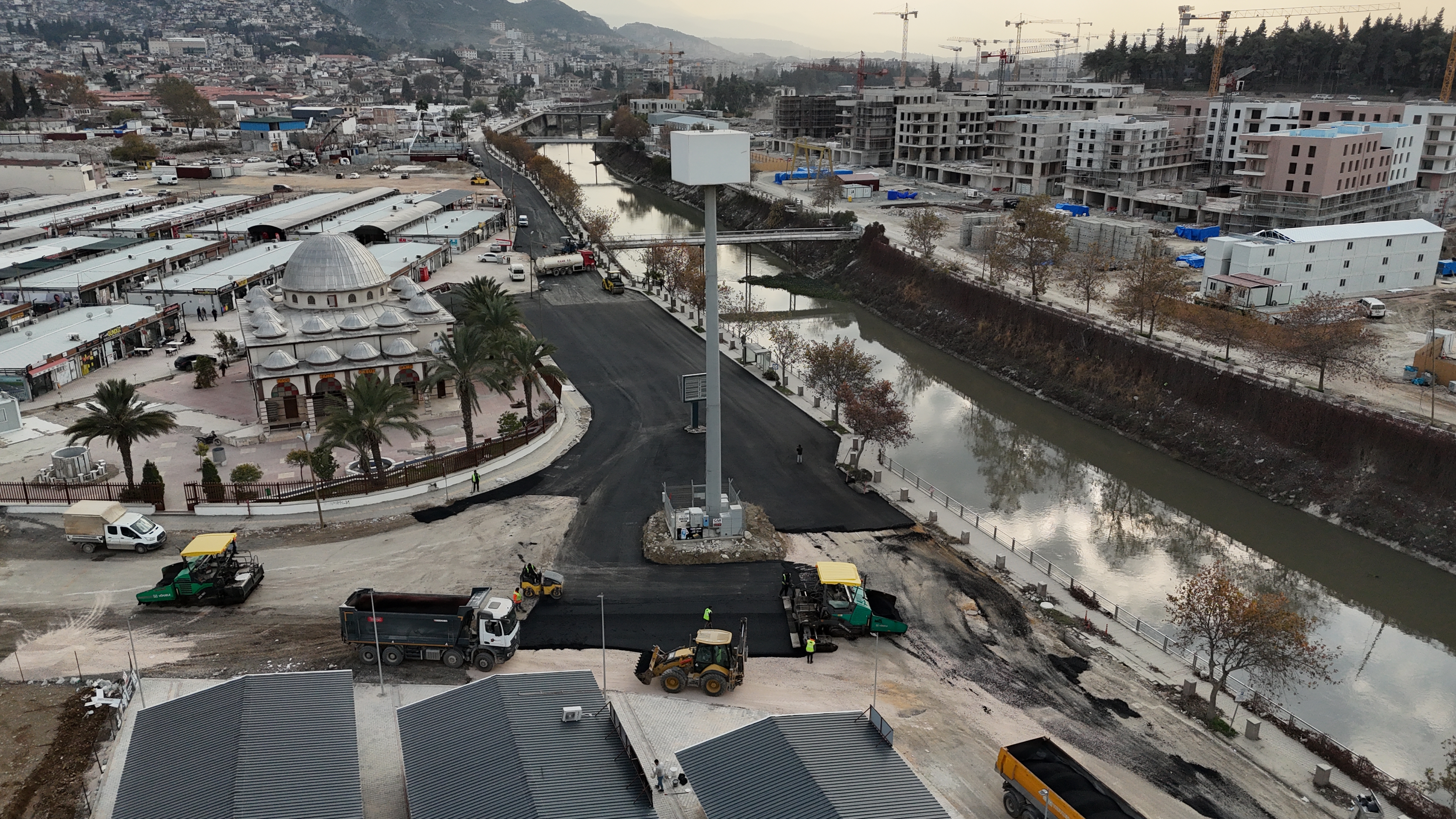 Hatay Büyükşehir Belediyesi, Antakya İzzet Güçlü Caddesi'nde sıcak asfalt serimi yaparak trafik güvenliğini artırıyor ve ticari canlılığı destekliyor. Çalışmalar gece-gündüz aralıksız sürüyor.