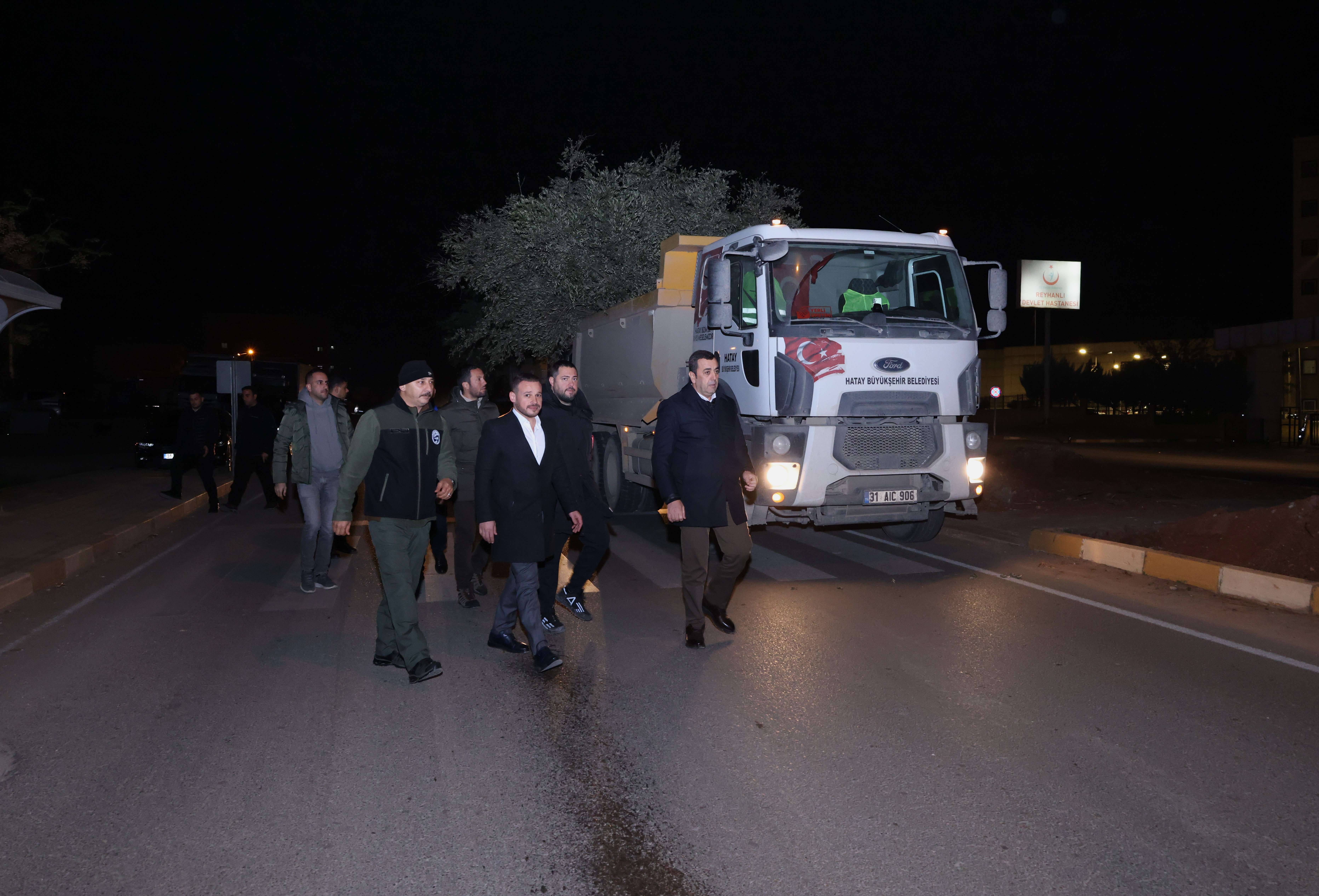 Depremden etkilenen Hatay'da yeniden yapılanma hızla devam ediyor. Büyükşehir Belediyesi, Reyhanlı'daki refüjleri modernize ederek şehire yeşil bir dokunuş katıyor.