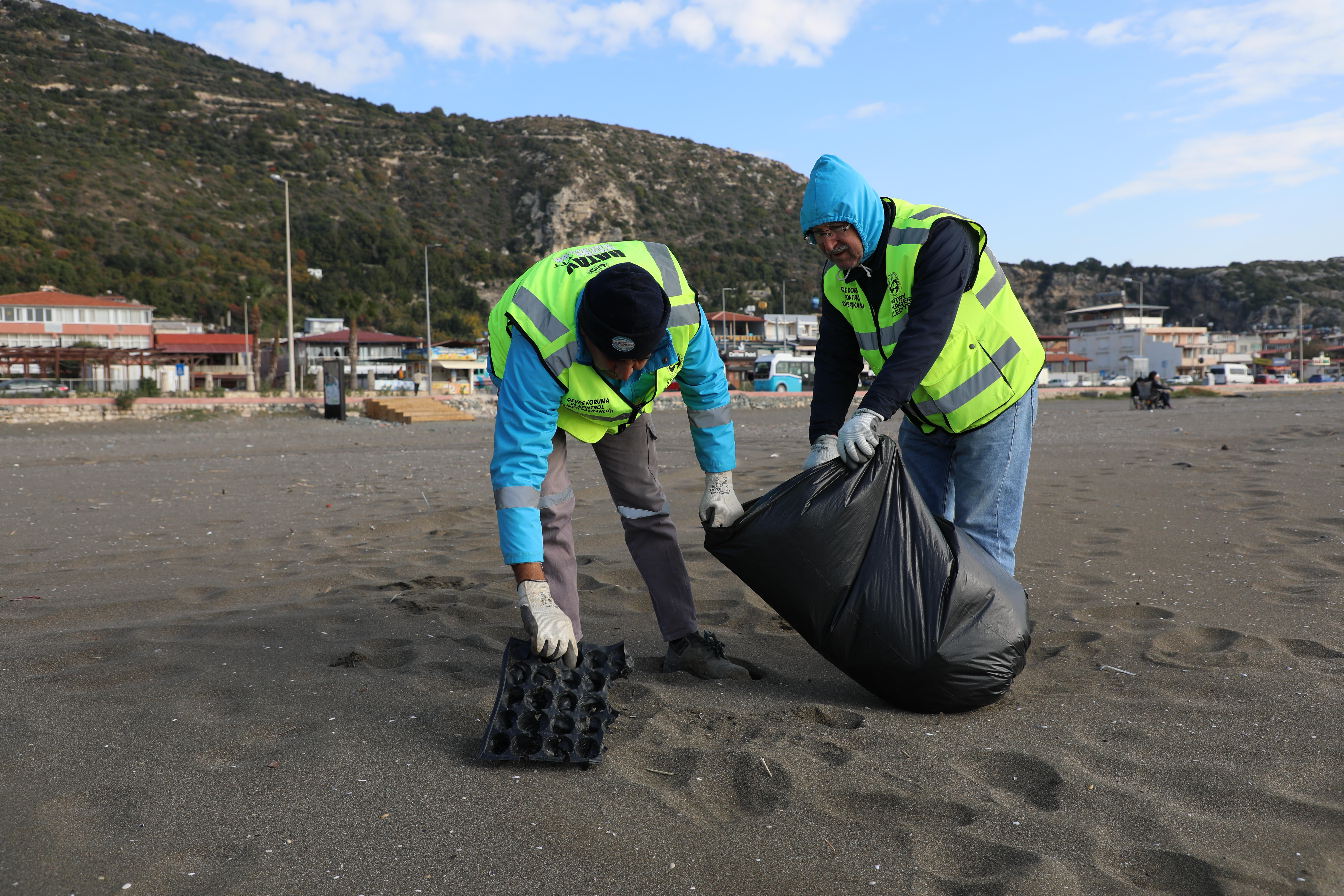 Hatay Büyükşehir Belediyesi, Akdeniz sahillerinde 1255 ton atık toplayarak çevre koruma çalışmalarına devam ediyor. Ekipler, nesli tükenmekte olan türlerin yaşam alanlarını da koruyor.