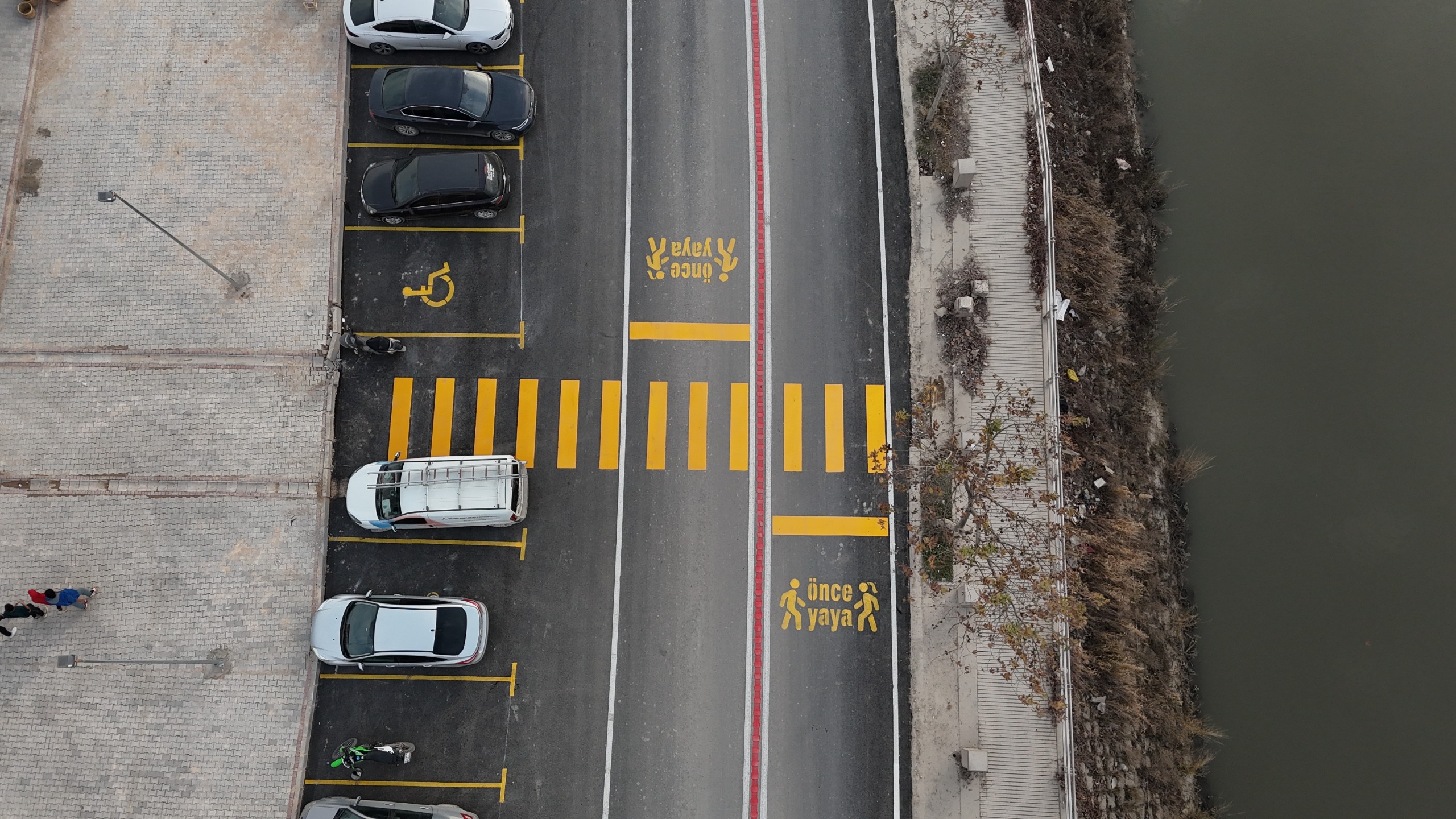 Hatay Büyükşehir Belediyesi, Antakya İzzet Güçlü Caddesi’nde asfalt serimini tamamlayarak ticaret bölgelerine ulaşımı kolaylaştırdı ve yol güvenliğini artırdı.