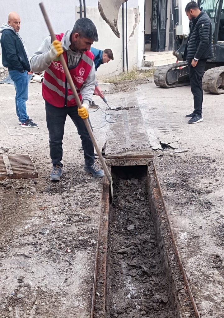 HATSU, yağmur suyu tahliyesinin verimli olması için tıkanmış hatlarda temizlik yapıyor. Çöp atılmaması gerektiği uyarısında bulunan Genel Müdürlük, bakım çalışmalarını sürdürüyor.