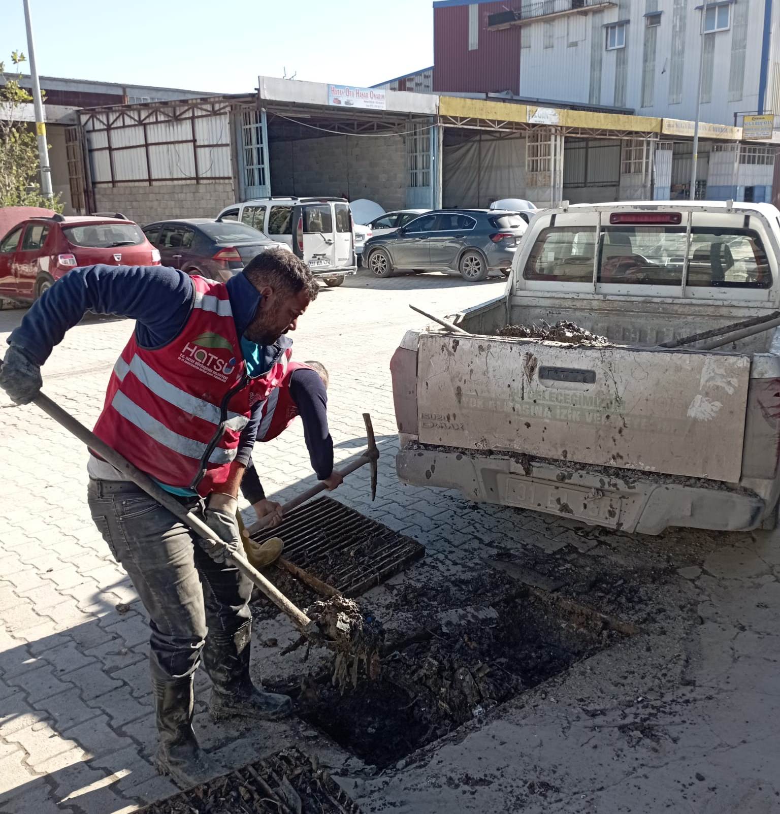 HATSU, yağmur suyu tahliyesinin verimli olması için tıkanmış hatlarda temizlik yapıyor. Çöp atılmaması gerektiği uyarısında bulunan Genel Müdürlük, bakım çalışmalarını sürdürüyor.