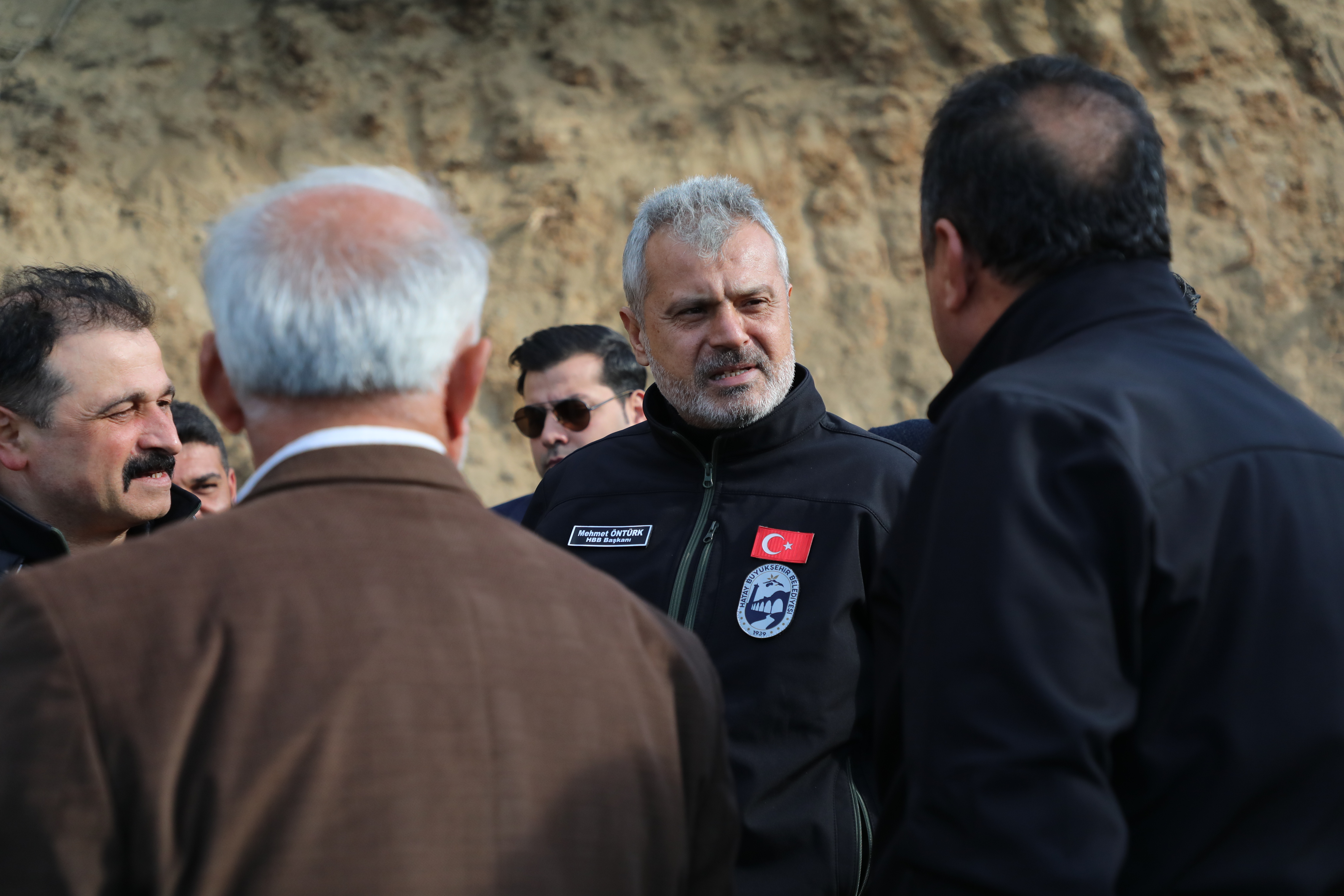 Hatay Büyükşehir Belediyesi, Serinyol-Madenli yolunun yapımını hızlandırdı. Başkan Mehmet Öntürk'ün talimatıyla başlatılan çalışmalar, Antakya-Arsuz arası ulaşımı kolaylaştırmayı hedefliyor.