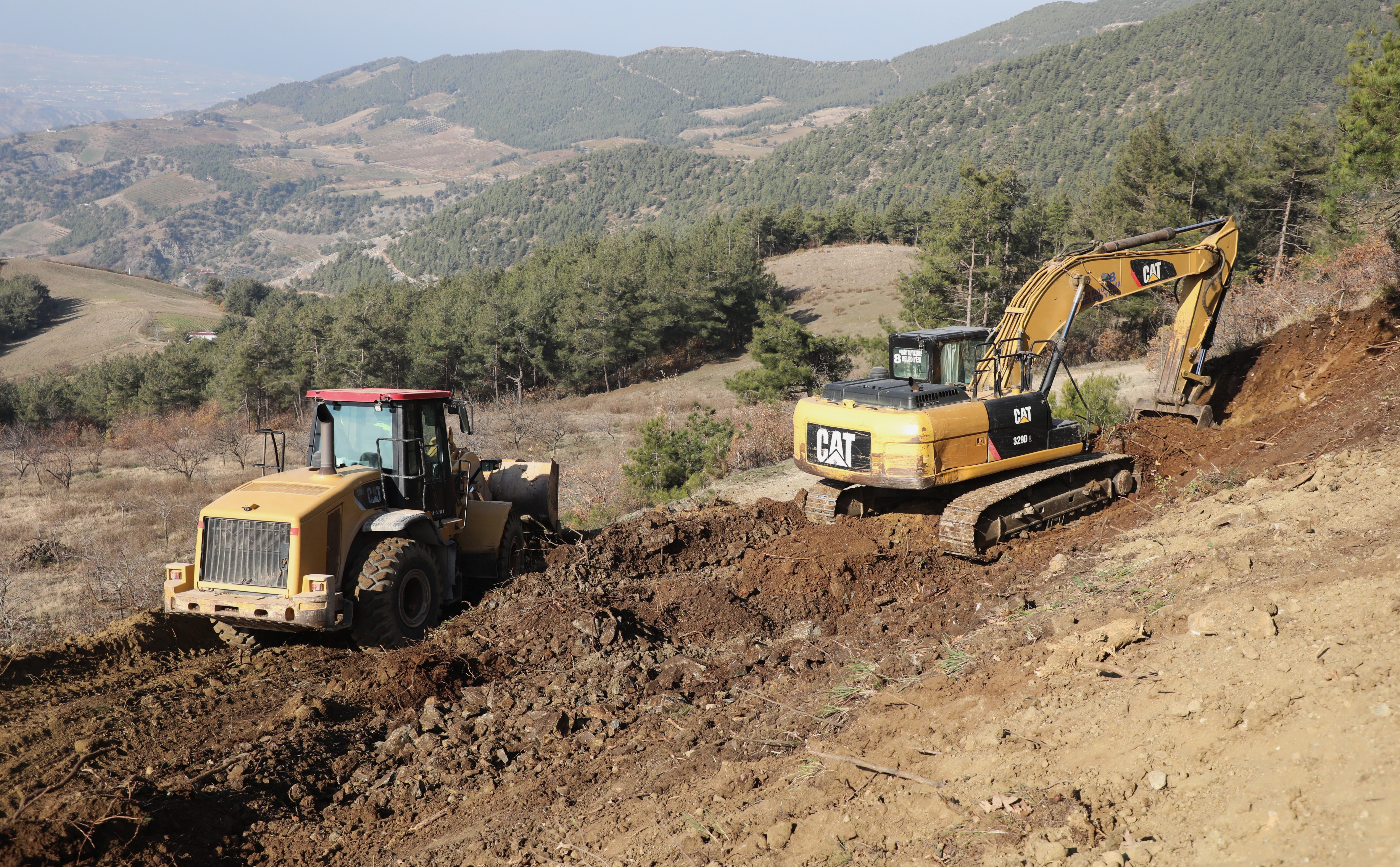 Hatay Büyükşehir Belediyesi, Serinyol-Madenli yolunun yapımını hızlandırdı. Başkan Mehmet Öntürk'ün talimatıyla başlatılan çalışmalar, Antakya-Arsuz arası ulaşımı kolaylaştırmayı hedefliyor.