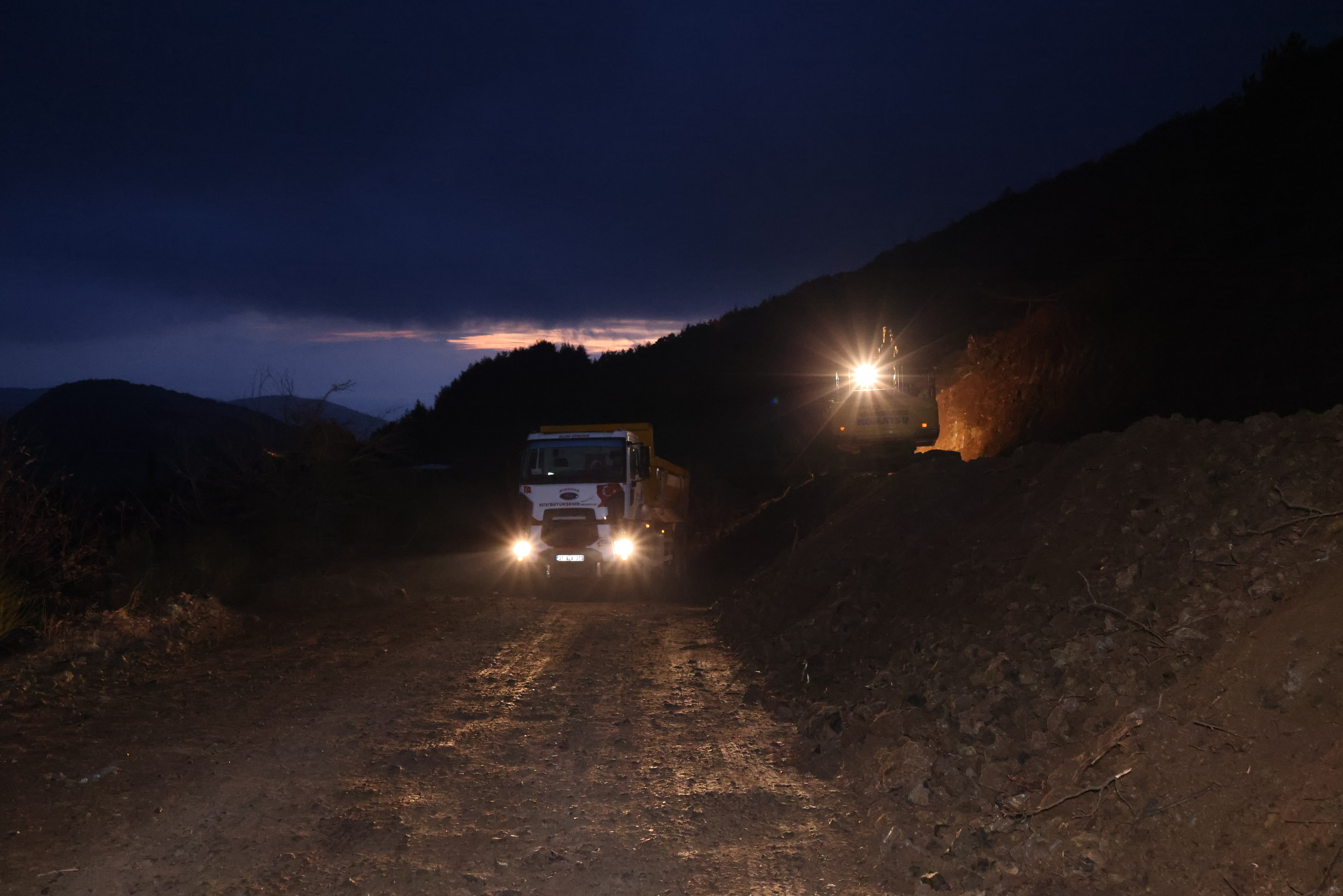 Hatay Büyükşehir Belediyesi, Serinyol-Madenli bağlantı yolunda çalışmalarını hızlandırdı. Zorlu arazi şartlarına rağmen HBB ekipleri, Antakya ve Arsuz’u birbirine bağlamak için özveriyle çalışıyor.