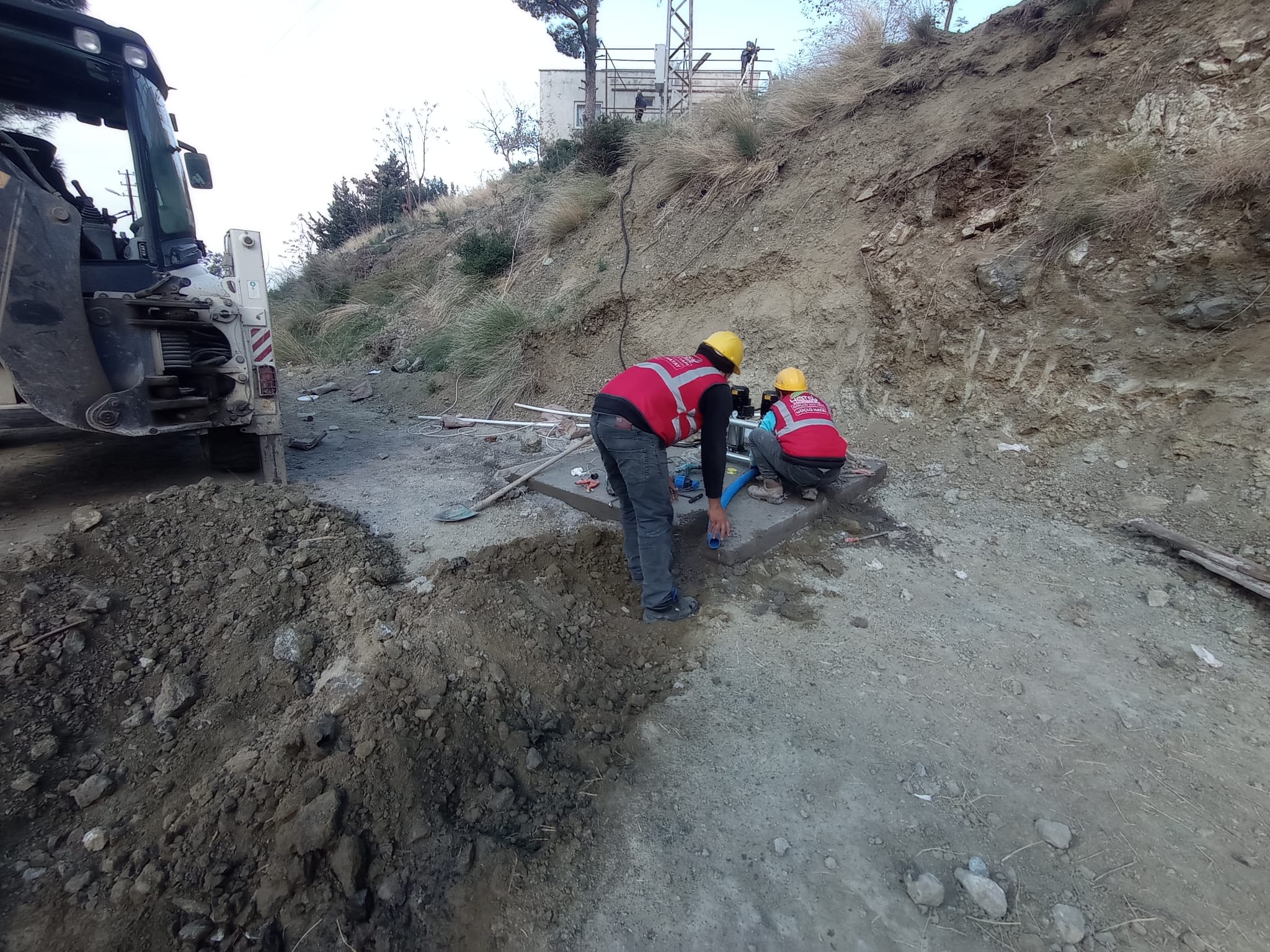 Hatay Büyükşehir Belediyesi, Işıklı Mahallesi’nde 50 hanenin su ihtiyacını karşılayacak yeni su kuyusu ve 100 metre içme suyu hattını hizmete aldı.