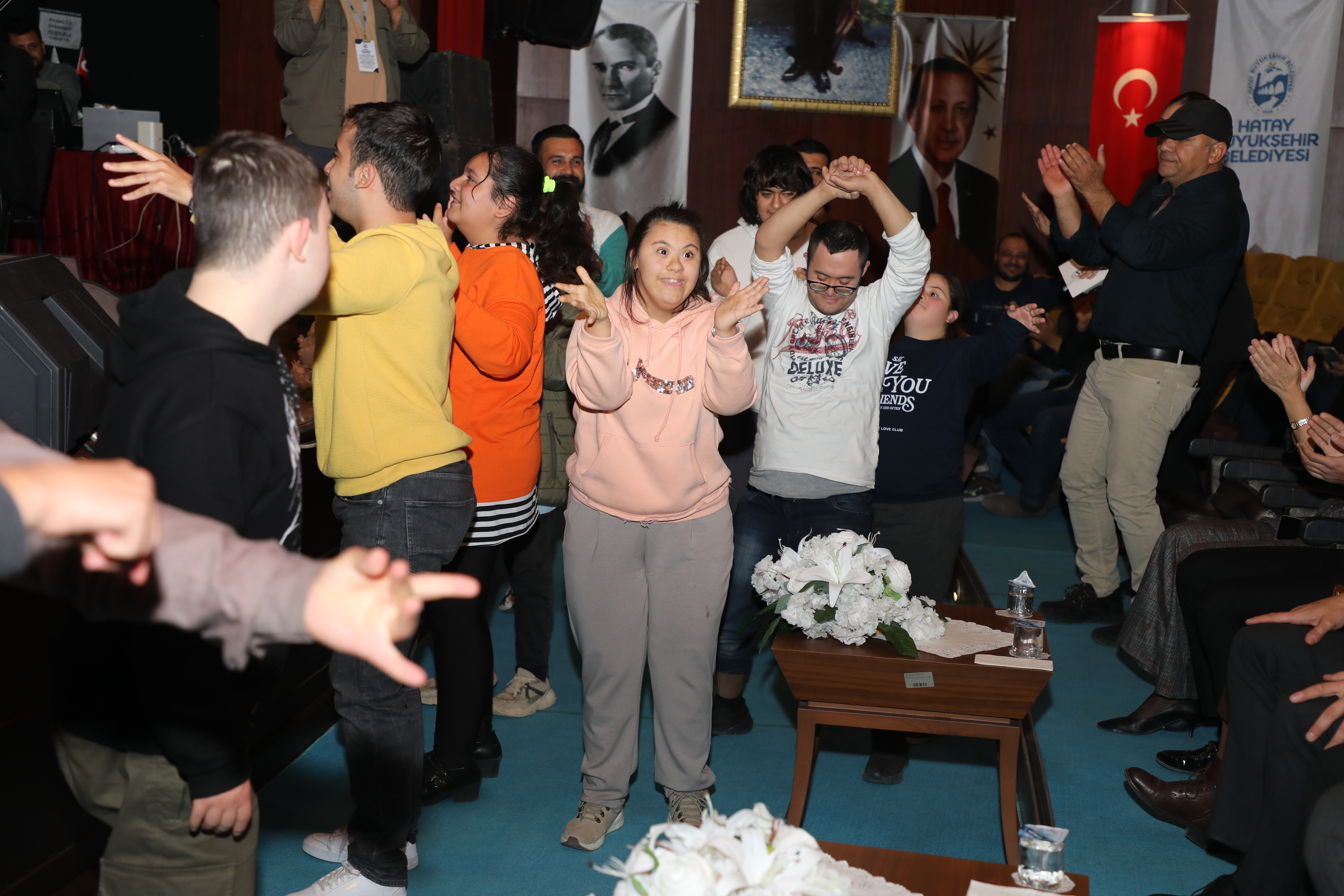 Hatay Büyükşehir Belediyesi, 3 Aralık Dünya Engelliler Günü’nde engelli bireyler için özel bir konser düzenledi. Etkinlikte Türk Halk Müziği Korosu, katılımcılara keyifli anlar yaşattı.