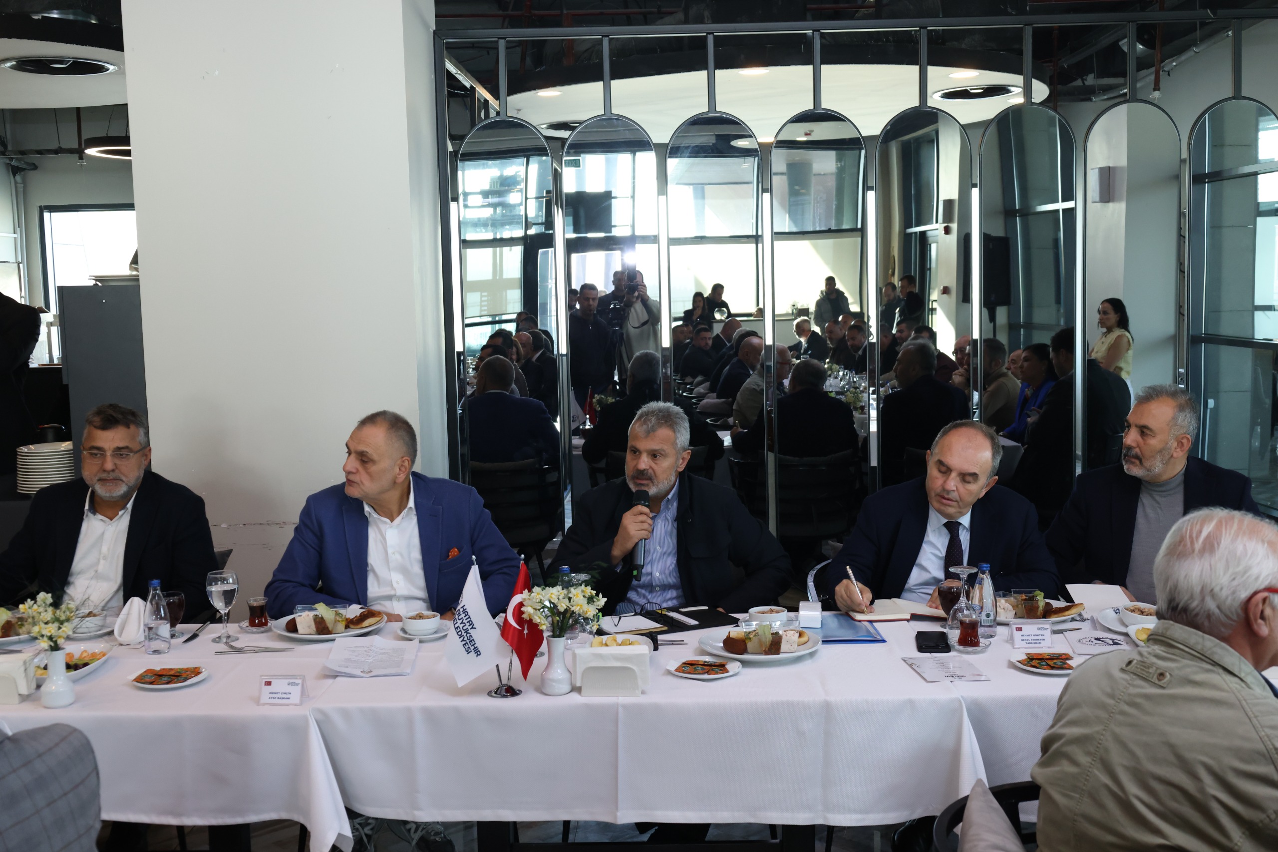 Hatay Büyükşehir Belediye Başkanı Mehmet Öntürk, turizmi canlandırmak için iş insanlarıyla bir araya geldi. Toplantıda turizm master planı ve şehrin yeniden inşası ele alındı.