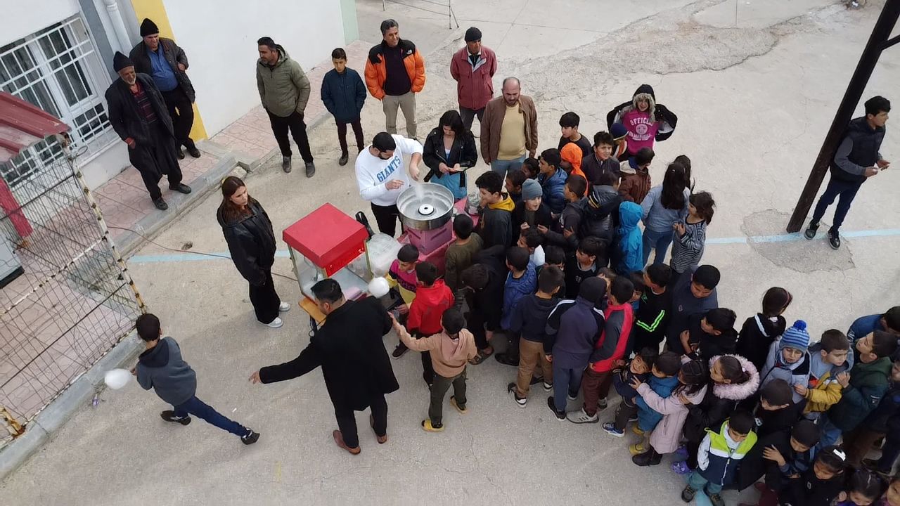 Hatay Büyükşehir Belediyesi'nin düzenlediği Mahalle ve Çocuk Şenlikleri, kırsaldaki çocuklara moral vererek eğlenceli saatler yaşatıyor. Renkli etkinlikler ilçelerde yoğun ilgi görüyor.