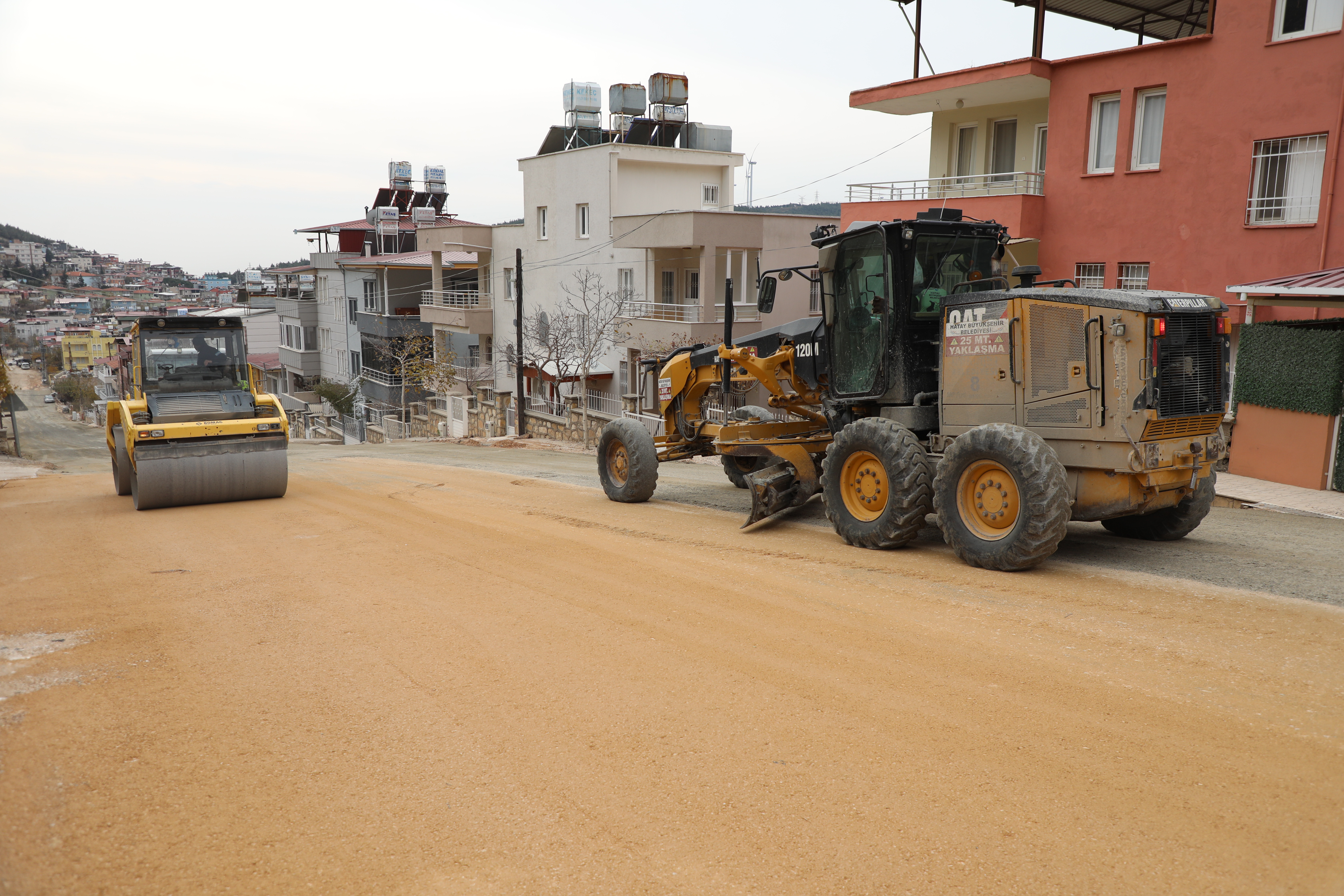 Hatay Büyükşehir Belediyesi, Halilbey Mahallesi’nden Atik Yaylası’na ulaşımı sağlayan yolu yeniliyor. Su şebeke hattı değişimi sonrası asfaltlama çalışmaları tamamlanarak yol hizmete açılacak.