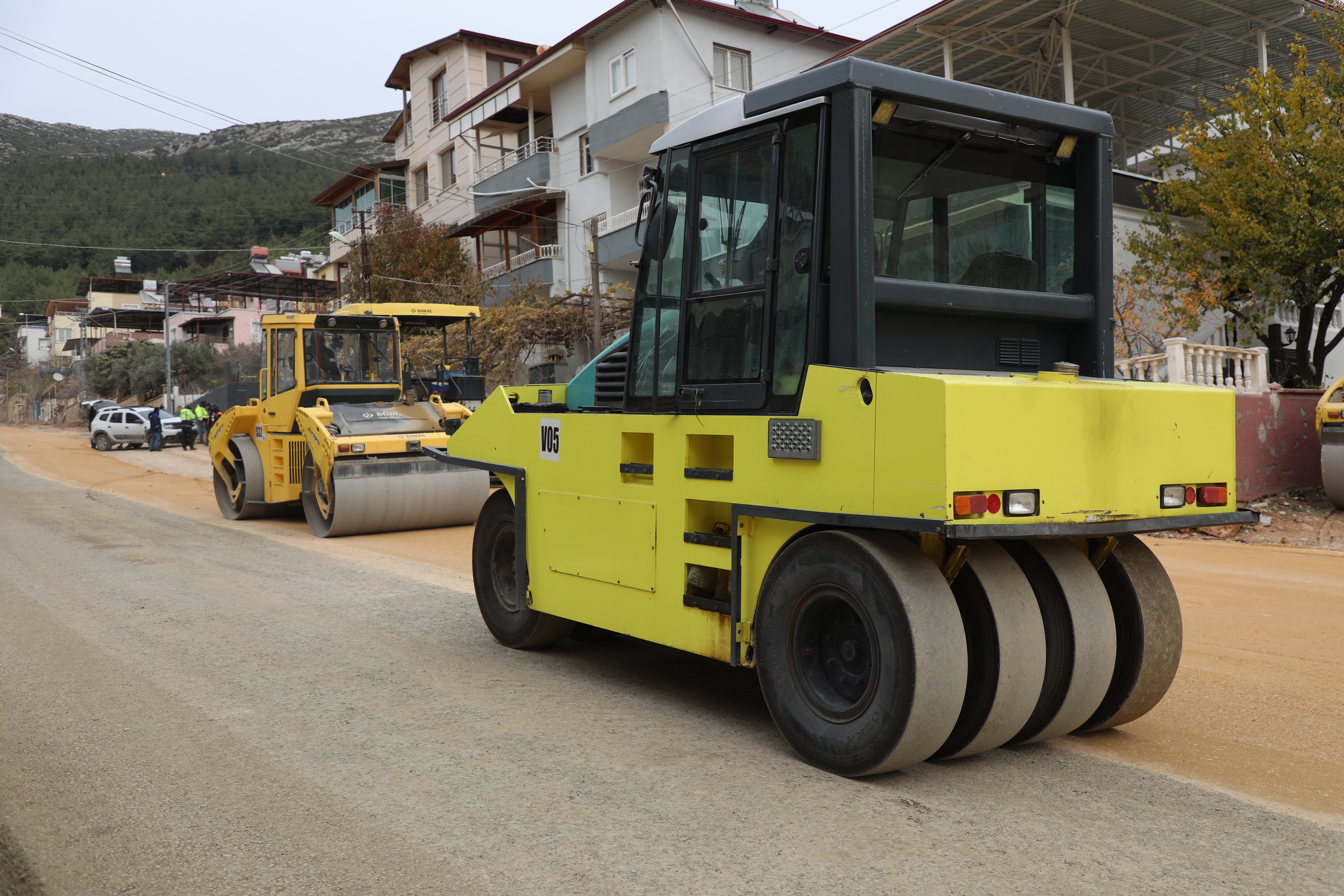 Hatay Büyükşehir Belediyesi, Halilbey Mahallesi’nden Atik Yaylası’na ulaşımı sağlayan yolu yeniliyor. Su şebeke hattı değişimi sonrası asfaltlama çalışmaları tamamlanarak yol hizmete açılacak.