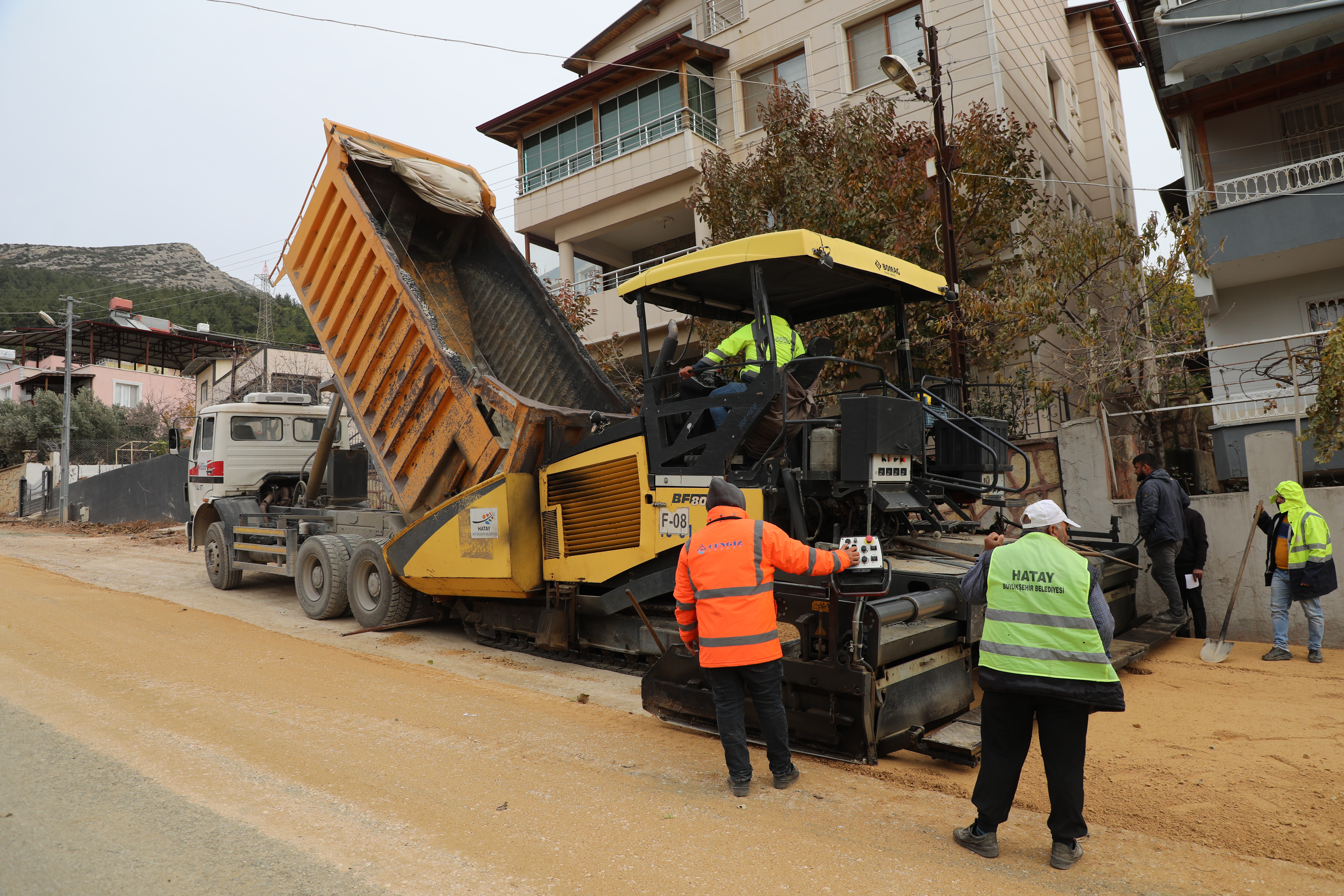 Hatay Büyükşehir Belediyesi, Halilbey Mahallesi’nden Atik Yaylası’na ulaşımı sağlayan yolu yeniliyor. Su şebeke hattı değişimi sonrası asfaltlama çalışmaları tamamlanarak yol hizmete açılacak.