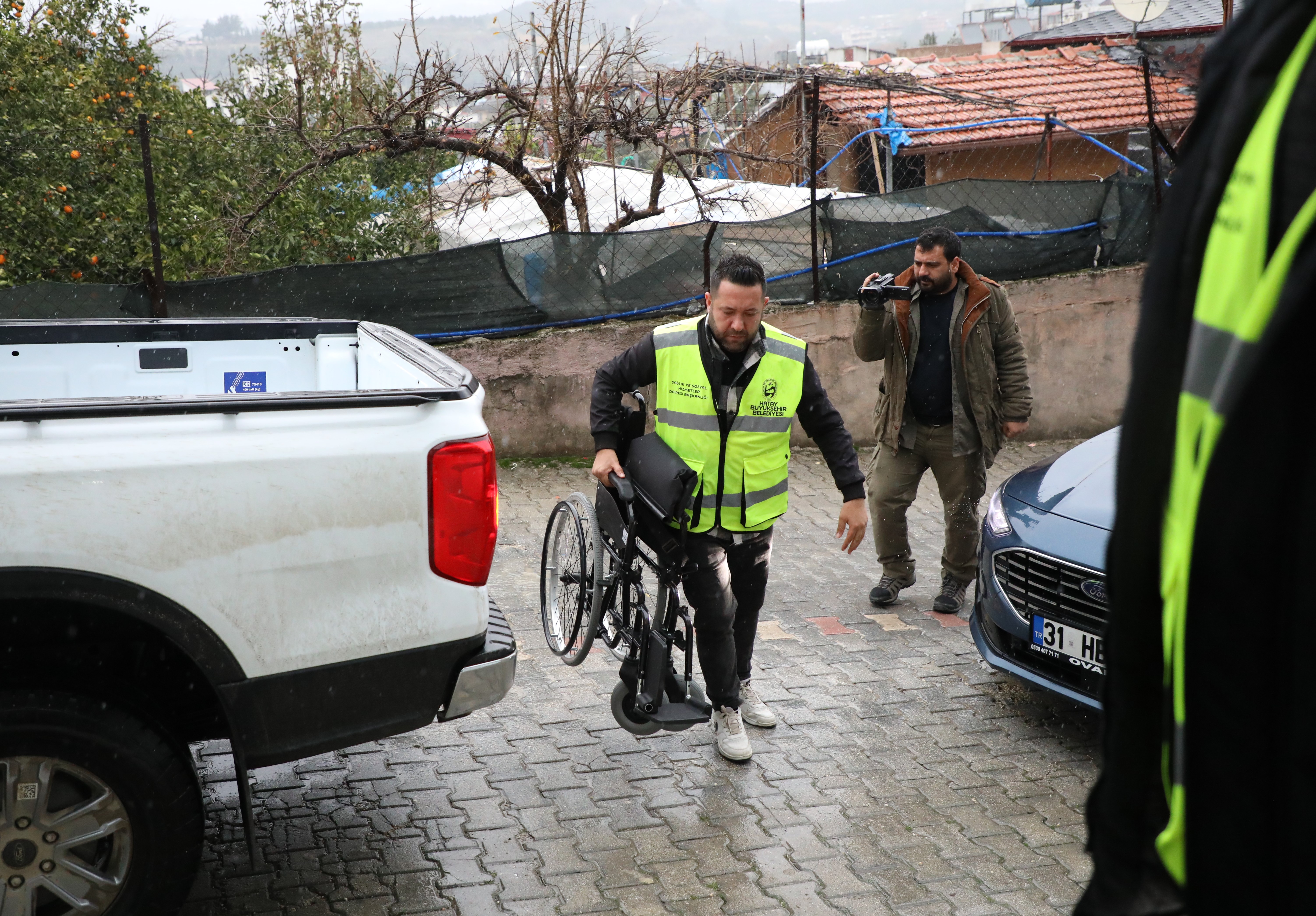 Hatay Büyükşehir Belediyesi, engelli vatandaşların yaşam kalitesini artırmak için 342. tekerlekli sandalye yardımını Samandağ'da ihtiyaç sahibi bir vatandaşa ulaştırdı. 