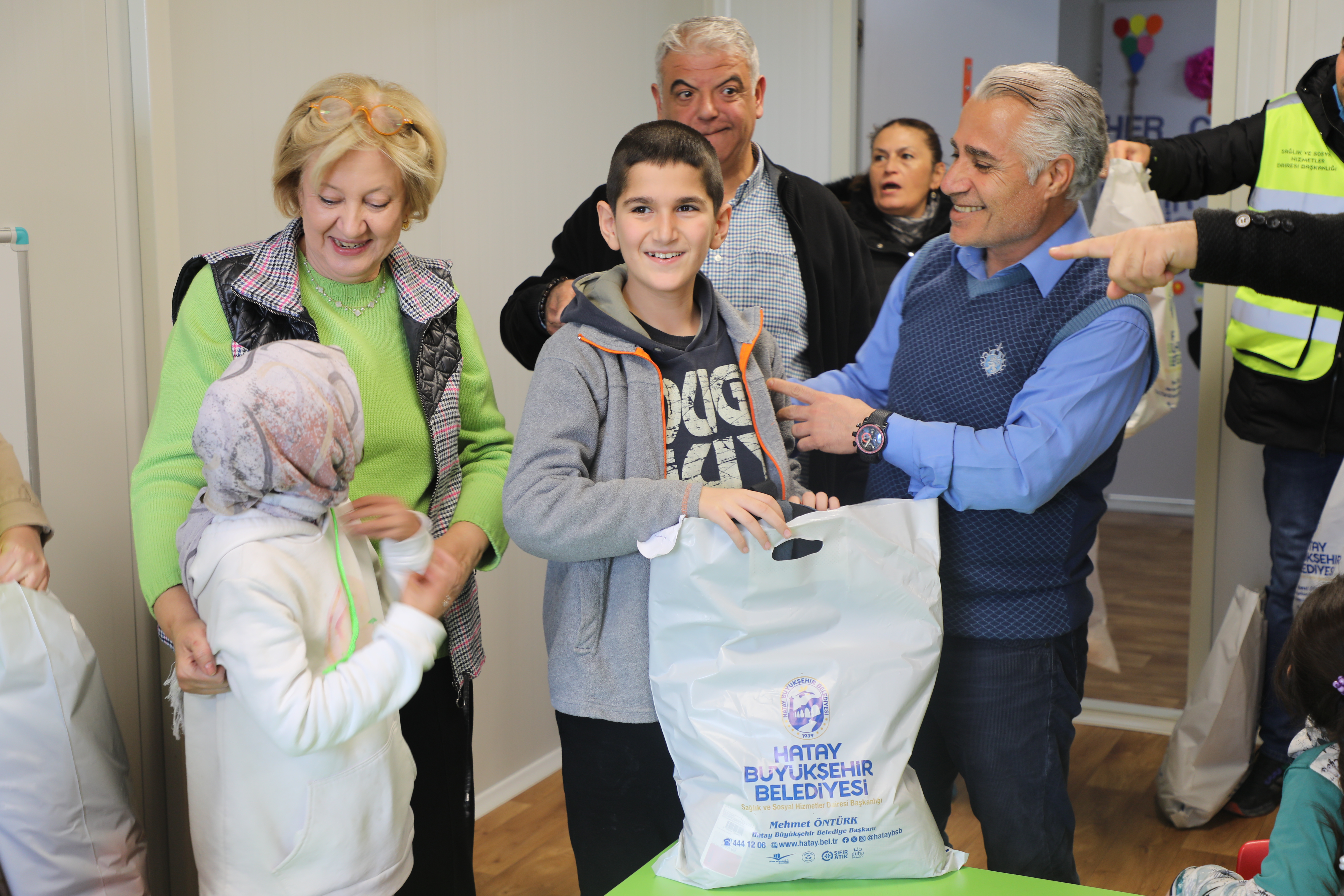 Hatay Büyükşehir Belediyesi, Belen'deki Sebati Günenç İlkokulu'ndaki özel eğitim öğrencilerine kıyafet, ayakkabı, çanta ve kırtasiye yardımı yaptı. Etkinliğe Başkanvekili Filiz Özçörekçi katıldı.