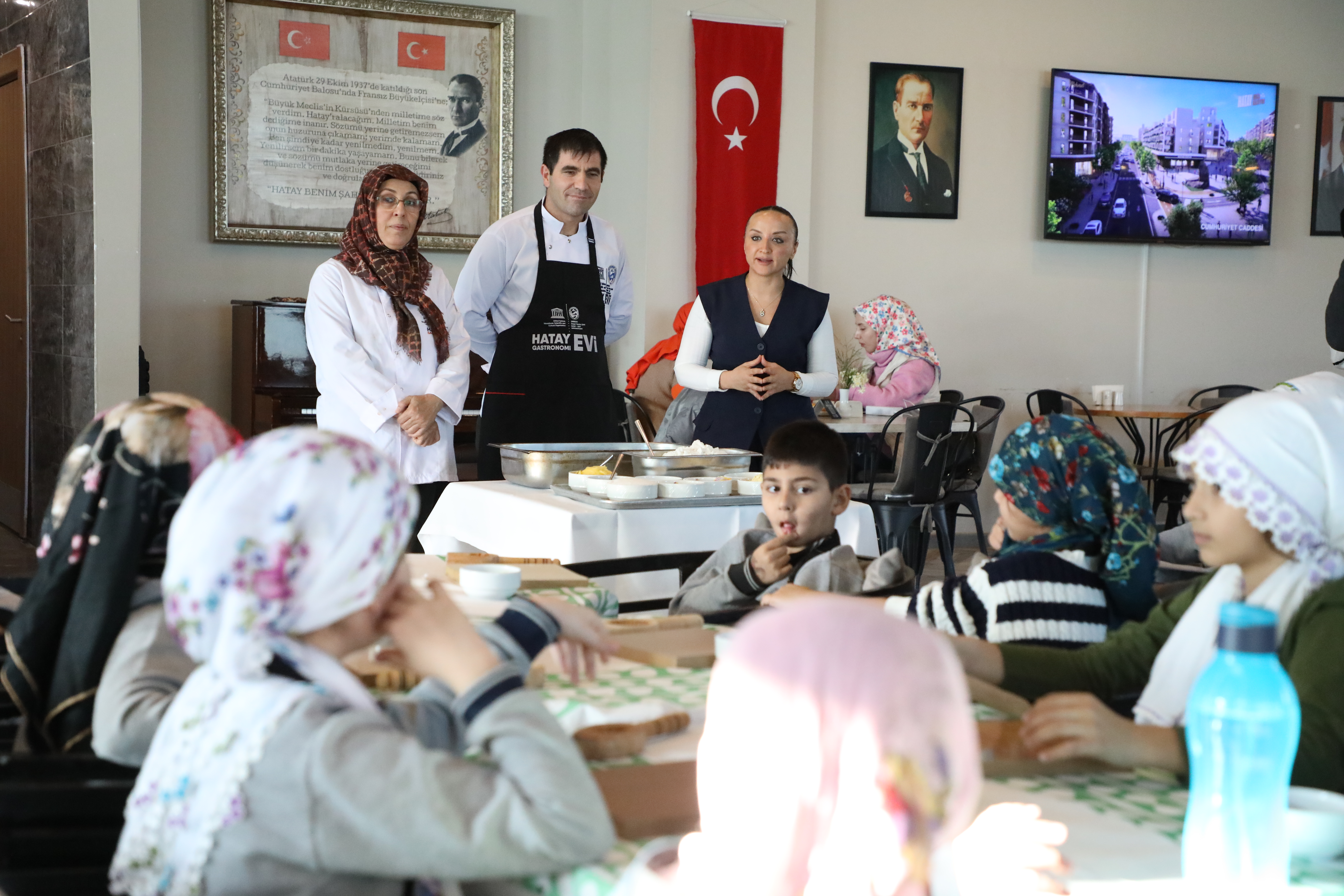 Hatay Büyükşehir Belediyesi, Yerli Malı Haftası kapsamında çocuklara kömbe yapım atölyesi düzenledi. Etkinlikte, yerli üretim bilinci aşılanırken Hatay’ın yöresel lezzetleri tanıtıldı.