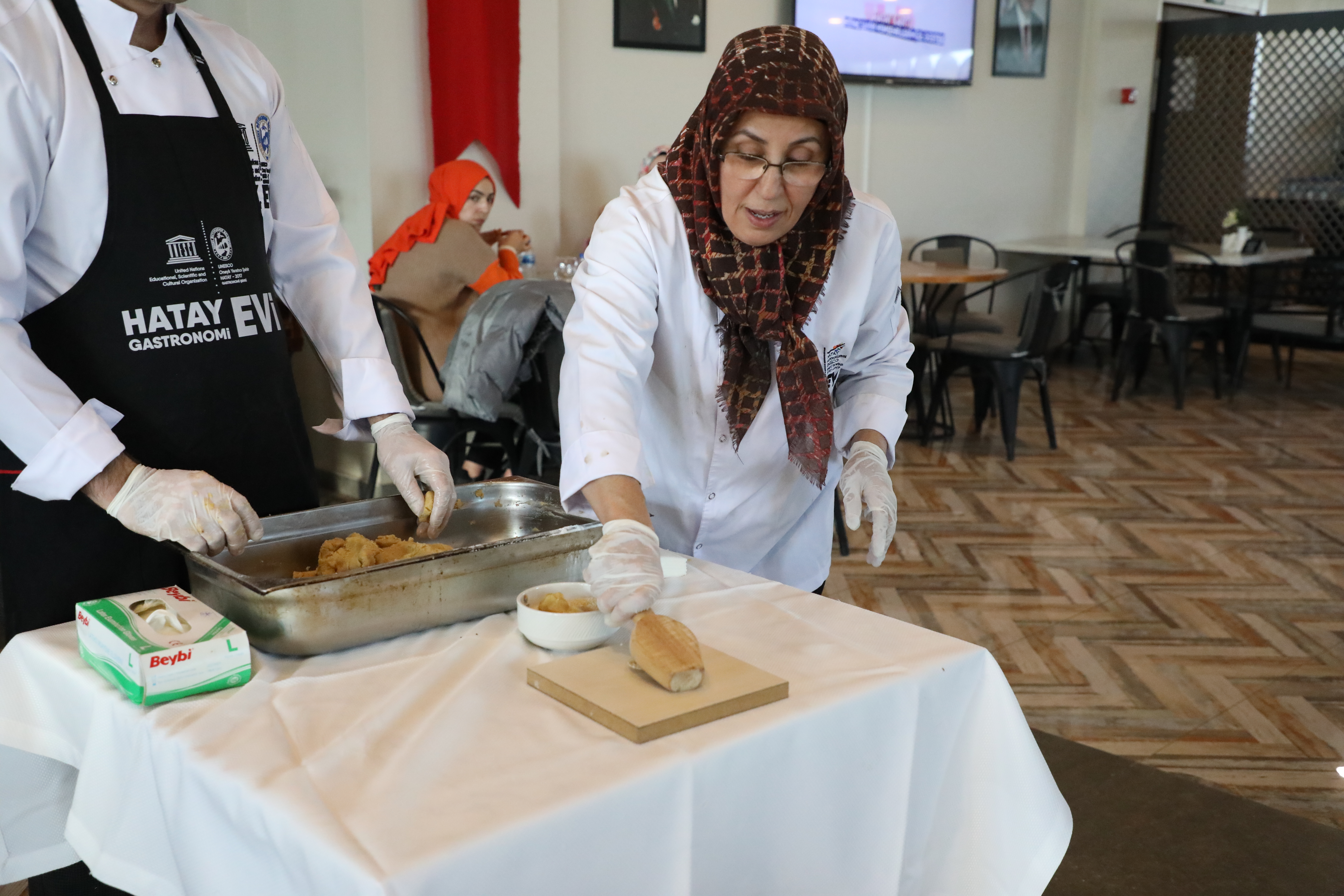 Hatay Büyükşehir Belediyesi, Yerli Malı Haftası kapsamında çocuklara kömbe yapım atölyesi düzenledi. Etkinlikte, yerli üretim bilinci aşılanırken Hatay’ın yöresel lezzetleri tanıtıldı.