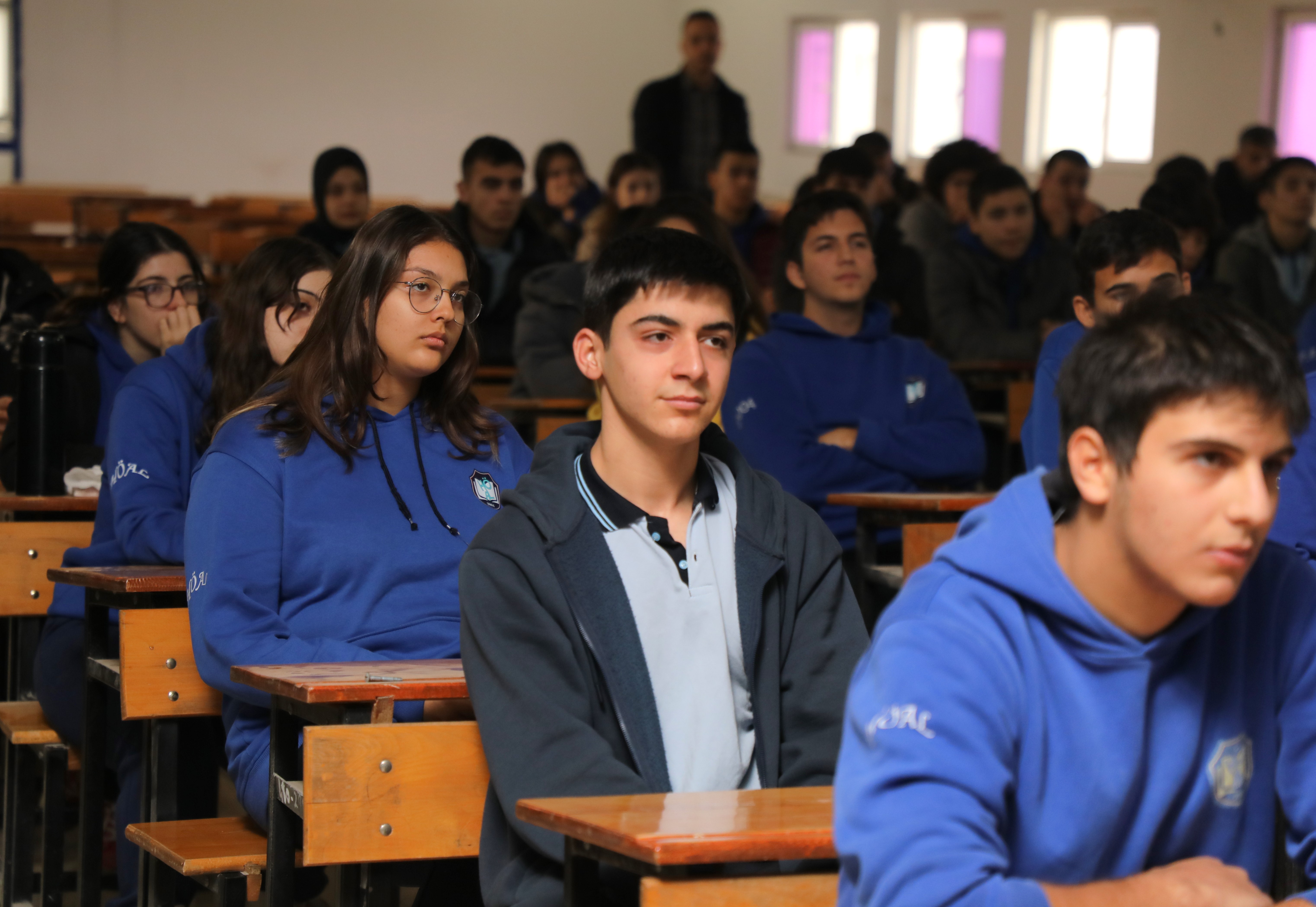 Hatay Büyükşehir Belediyesi, YKS ve LGS’ye hazırlanan öğrencilere 20 bin ücretsiz dijital eğitim kartı dağıttı. Online eğitim sistemi, video dersler, rehberlik ve canlı ders imkânı sunuyor.