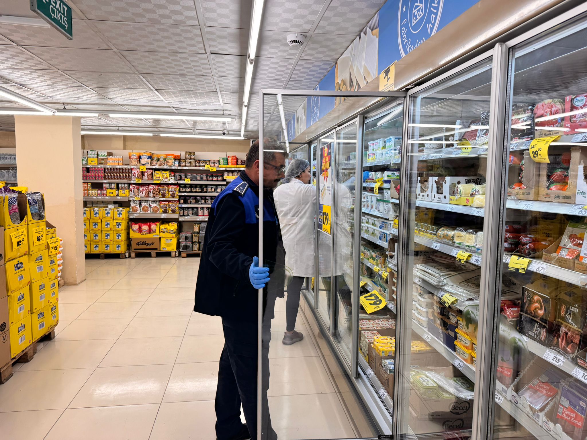 Hatay Büyükşehir Belediyesi, yeni yıl öncesi pastane, kuruyemişçi ve marketlerde hijyen ve ürün güvenliği denetimi gerçekleştirdi. Vatandaşın sağlığı için denetimler yıl boyu sürecek.