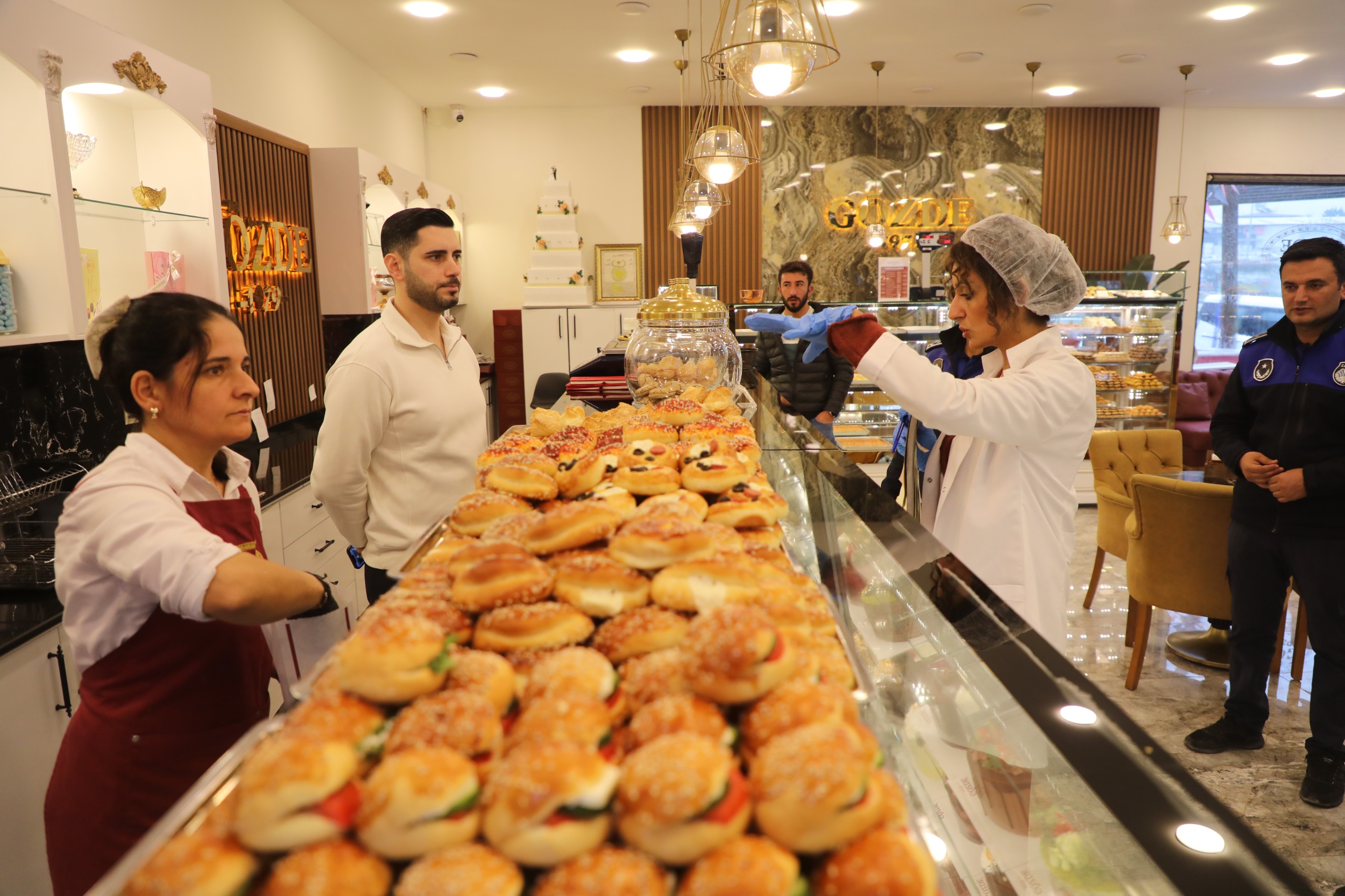 Hatay Büyükşehir Belediyesi, yeni yıl öncesi pastane, kuruyemişçi ve marketlerde hijyen ve ürün güvenliği denetimi gerçekleştirdi. Vatandaşın sağlığı için denetimler yıl boyu sürecek.