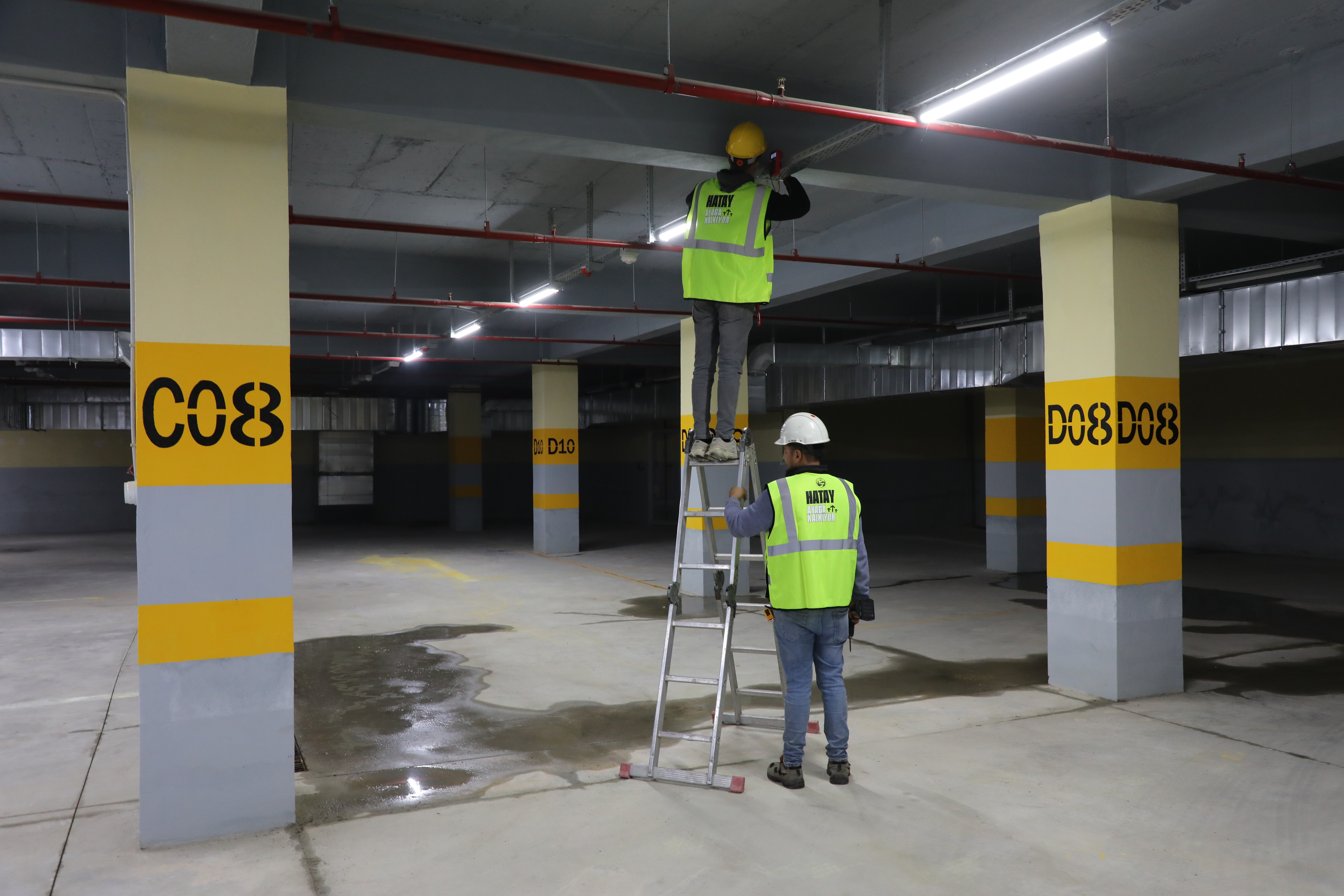 Hatay Büyükşehir Belediyesi, 6 Şubat depremlerinde ağır hasar alan Samandağ Kent Meydanı otoparkını yenileyerek altyapı, elektrik ve güvenlik sistemlerini iyileştirdi, hizmete açtı.