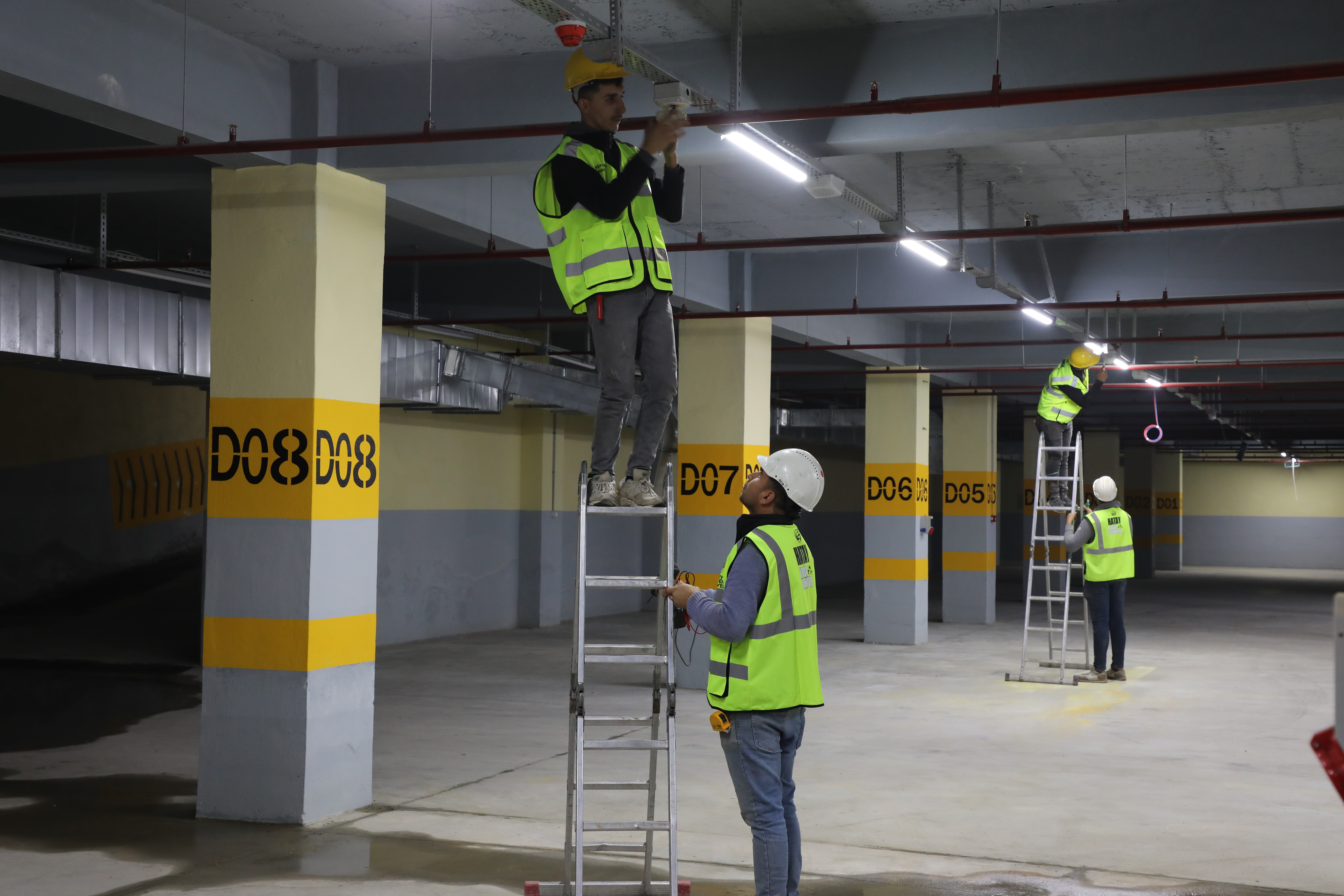 Hatay Büyükşehir Belediyesi, 6 Şubat depremlerinde ağır hasar alan Samandağ Kent Meydanı otoparkını yenileyerek altyapı, elektrik ve güvenlik sistemlerini iyileştirdi, hizmete açtı.