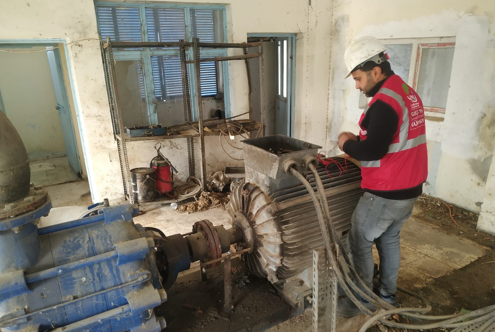 Hatay Büyükşehir Belediyesi, içme suyu tesislerinde bakım ve yenileme çalışmalarıyla saniyede 450 litre su dağıtım kapasitesine ulaştı. Mobil ekipler sahada.