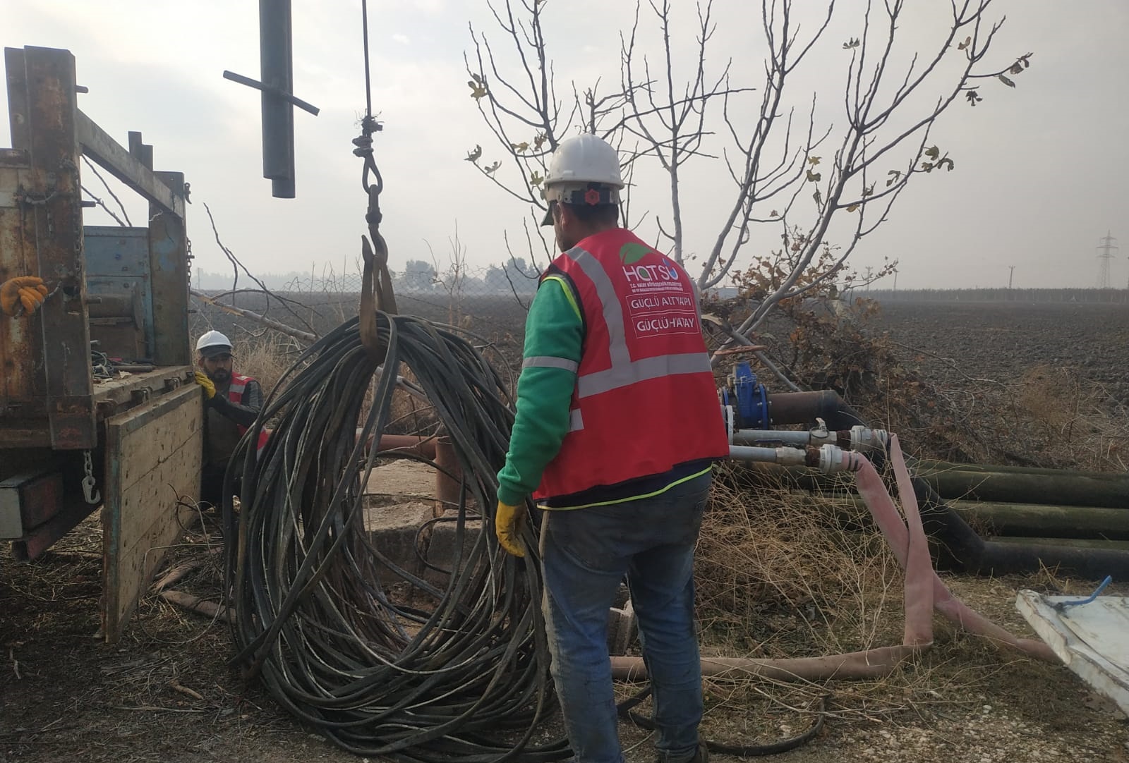 Hatay Büyükşehir Belediyesi, içme suyu tesislerinde bakım ve yenileme çalışmalarıyla saniyede 450 litre su dağıtım kapasitesine ulaştı. Mobil ekipler sahada.