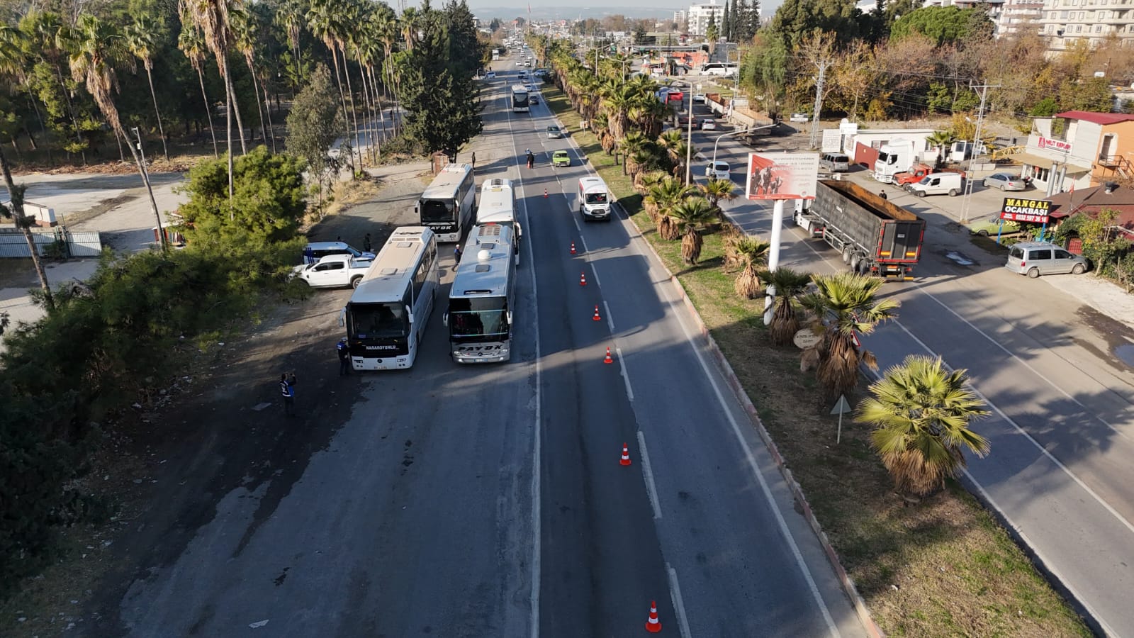 Hatay Büyükşehir Belediyesi, yeni yıl öncesi güvenli ulaşım sağlamak için toplu taşıma araçları, okul ve personel servislerini denetliyor.