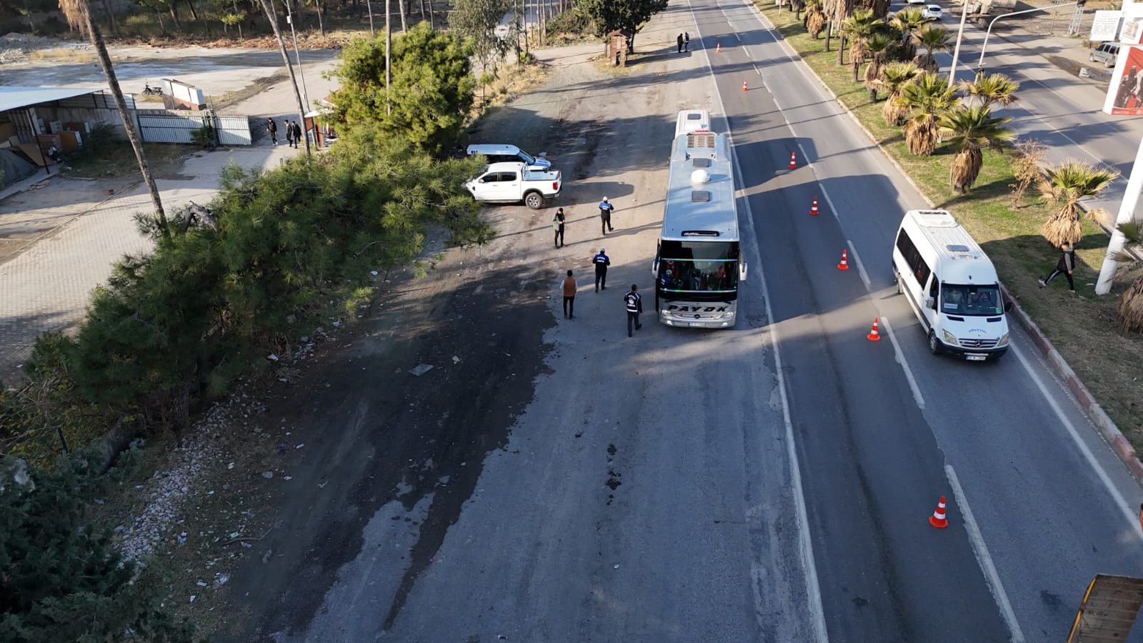 Hatay Büyükşehir Belediyesi, yeni yıl öncesi güvenli ulaşım sağlamak için toplu taşıma araçları, okul ve personel servislerini denetliyor.