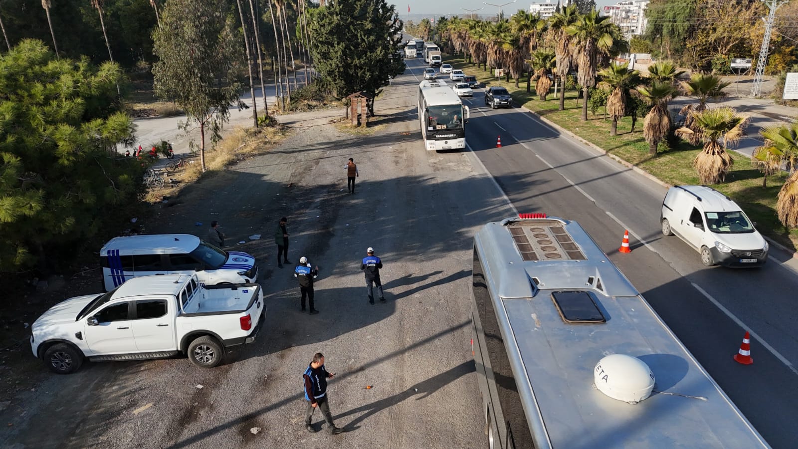 Hatay Büyükşehir Belediyesi, yeni yıl öncesi güvenli ulaşım sağlamak için toplu taşıma araçları, okul ve personel servislerini denetliyor.