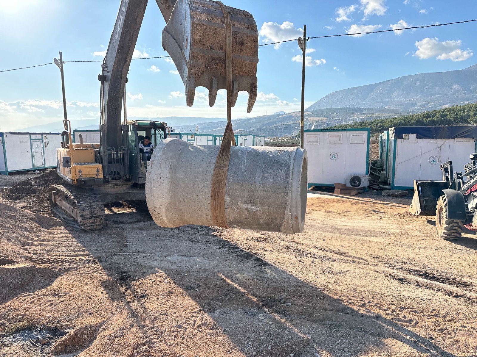 HATSU, Kırıkhan ilçesindeki Mimar Sinan Mahallesi’nde 1200 metre yağmur suyu hattı inşa ederek altyapı sorunlarını çözmeyi hedefliyor. Proje, yağmur suyu tahliyesinin verimliliğini artıracak.