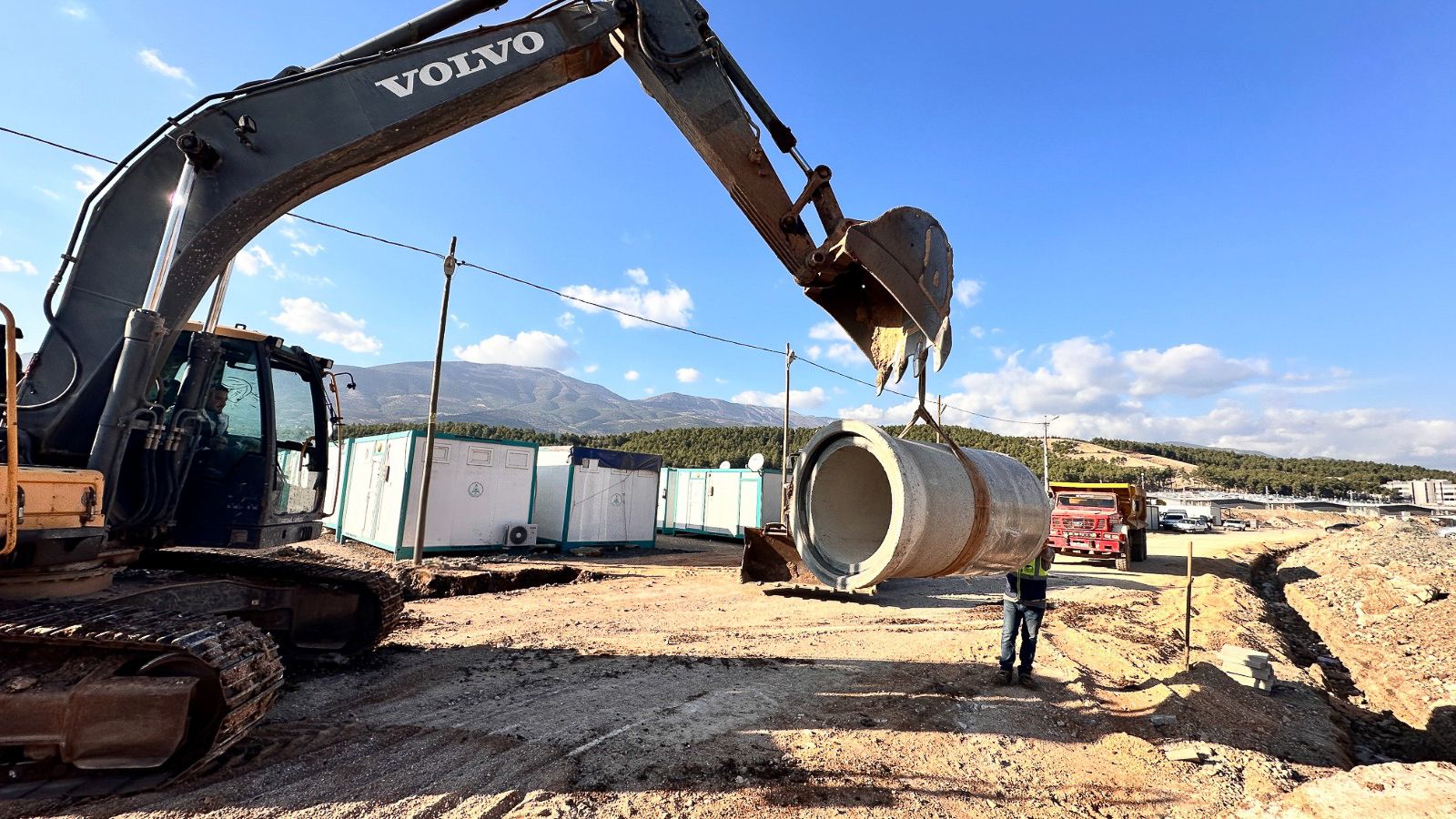 HATSU, Kırıkhan ilçesindeki Mimar Sinan Mahallesi’nde 1200 metre yağmur suyu hattı inşa ederek altyapı sorunlarını çözmeyi hedefliyor. Proje, yağmur suyu tahliyesinin verimliliğini artıracak.