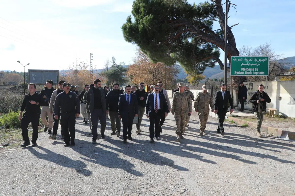 Cumhurbaşkanı Erdoğan, Yayladağı Hudut Kapısı’nın açılacağını duyurdu. Bu adım, Suriyelilerin güvenli dönüşünü hızlandırırken, Türkiye’nin insani sorumluluklarına dikkat çekiyor.