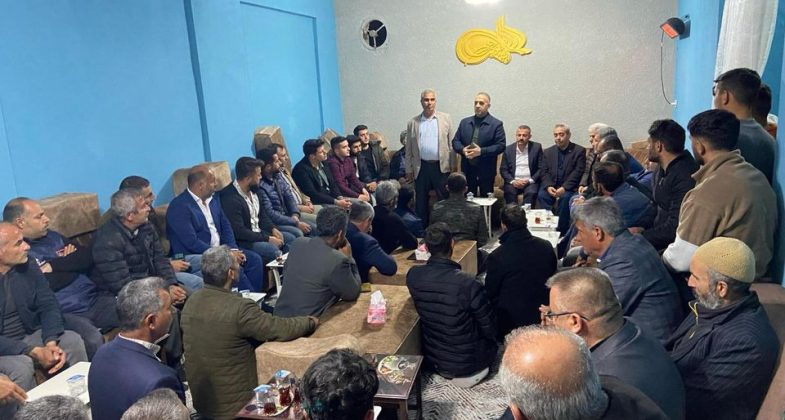 Altınözü Belediye Başkanı Rıfat Sarı önderliğinde, AK Parti ve MHP ilçe başkanlarıyla birlikte Yarseli Mahallesi'nde vatandaşlarla bir araya gelindi.