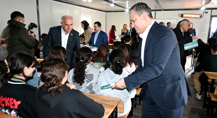 Belen Belediye Başkanı İbrahim Gül, LGS ve YKS'ye hazırlanan öğrencilere ücretsiz test kitabı dağıttı