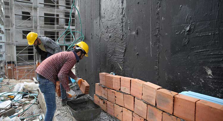 Kahramanmaraş merkezli 6 Şubat 2023 depremlerinden etkilenen Belen'de, TOKİ tarafından inşa edilen deprem konutlarının yapımı hızla devam ediyor.