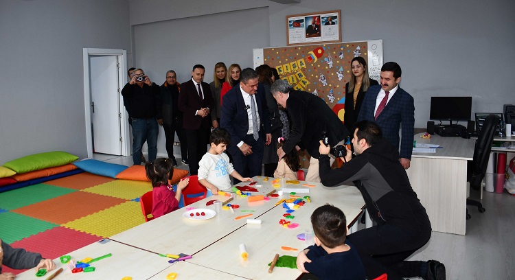 Belen Yavuz Sultan Selim Ortaokulu'nda hayırseverler tarafından yaptırılan anasınıfı, kütüphane ve fen laboratuvarı düzenlenen törenle hizmete açıldı. 