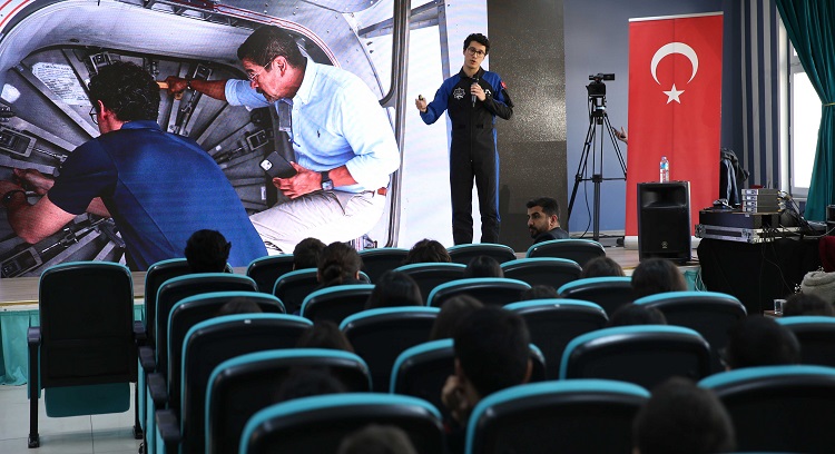 Hatay'da depremden etkilenen çocuklar, Uluslararası Uzay İstasyonu'ndan (ISS) Türkiye'nin ilk astronotu Alper Gezeravcı ile unutulmaz bir deneyim yaşadı.