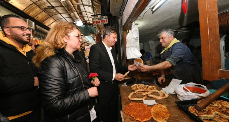 Antakya Belediye Başkan Adayı Doktor Hüseyin Aksoy, Antakya'nın kalbi Uzun Çarşı'da esnafı ziyaret etti.