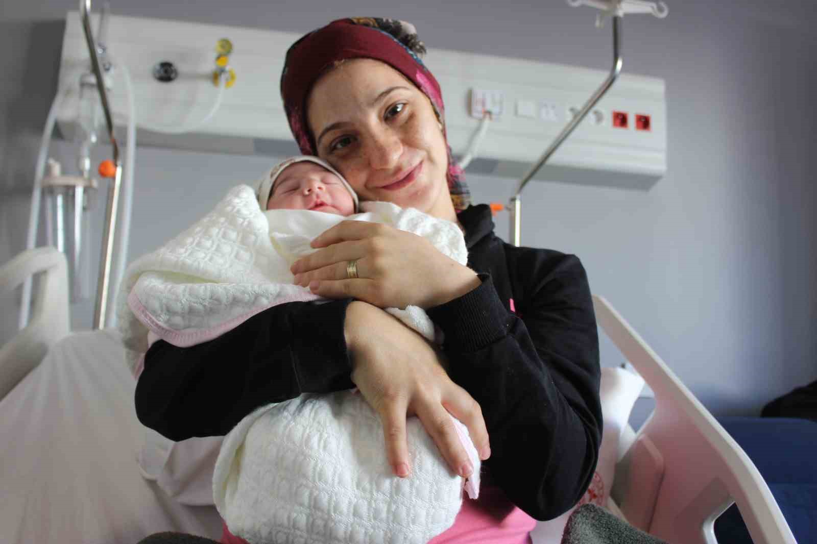 Hatay Defne Devlet Hastanesi'nde 29 Şubat'ta "artık gün" olarak bilinen tarihte Ayşe ismi verilen bir bebek dünyaya geldi. 