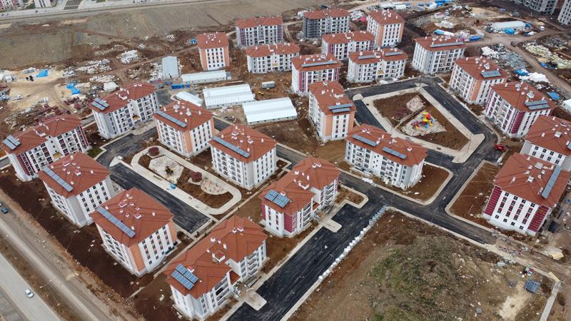 Cumhurbaşkanı Recep Tayyip Erdoğan, Kahramanmaraş merkezli depremlerden etkilenen Hatay'da depremzedeler için yapılan konutların ilk kura çekim ve anahtar teslim törenine katıldı.