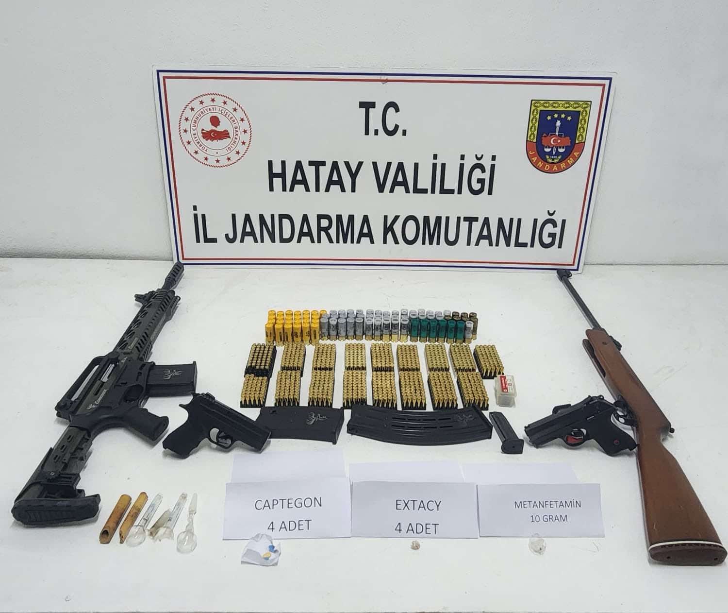 Hatay İl Jandarma Komutanlığı tarafından uyuşturucu madde ve kaçakçılık ile mücadele kapsamında il genelinde yapılan asayiş uygulamasında 24 şüpheli şahıs gözaltına alındı. 