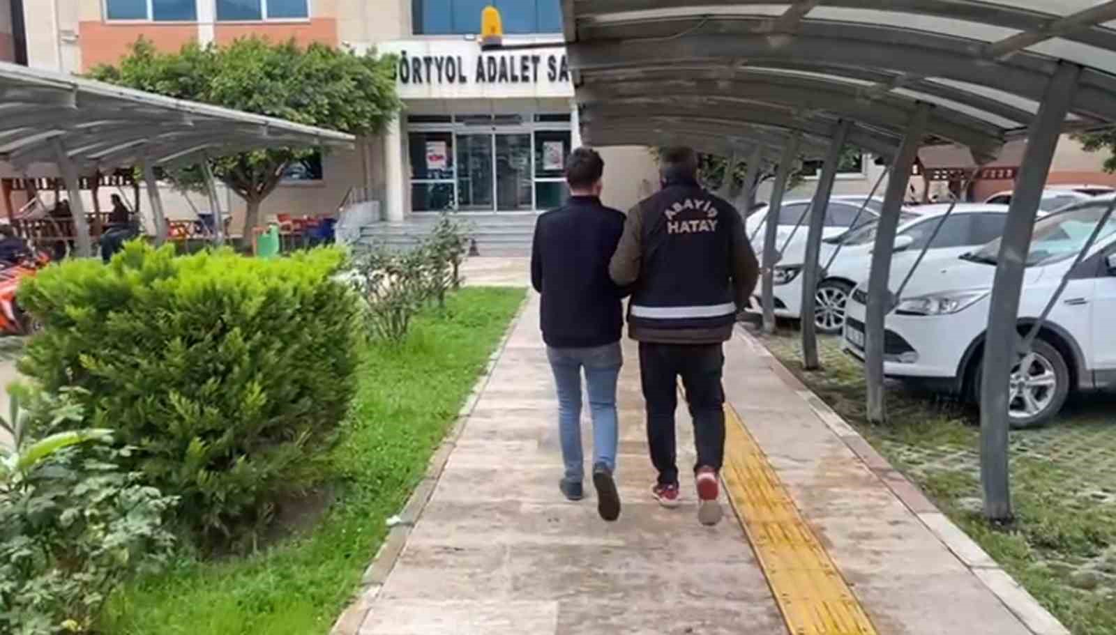 Hatay’ın Dörtyol ilçesinde, kamu malına zarar verme ve hırsızlık olayının şüphelisi olan 4 kişi yakalandı. Adli makamlara sevk edilen bu şahıslardan 2’si tutuklanarak cezaevine gönderildi. 