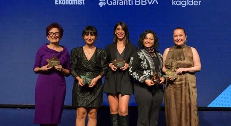 Altınözü Zeytin Emeği Kadın Girişimi Kooperatifi (HAZEK), Türkiye'nin Kadın Girişimcisi Yarışması'nda "Türkiye'nin Kadın Kooperatifi" ödülüne layık görüldü.