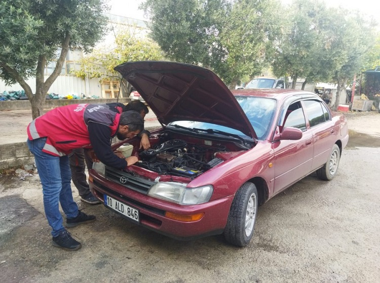 Balıkesir'de gerçekleştirilen operasyonda, Hatay ve Kahramanmaraş'ta enkaz altında kalan araçlar çalıntı, hacizli ve yakalama kararı bulunan araçlarla değiştirilerek satıldığı ortaya çıktı.