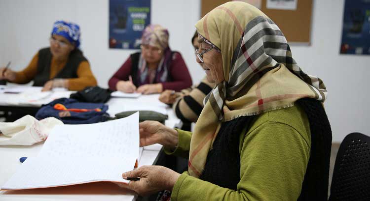 Depremden etkilenen İskenderun'da 65 yaş üstü 18 kadın, konteyner kentte açılan kursta okuma yazma öğreniyor. 