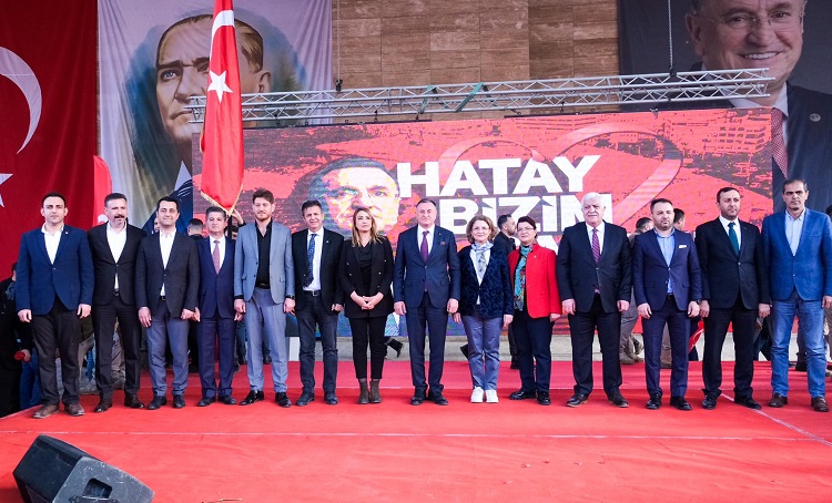 Hatay Büyükşehir Belediye Başkanı Lütfü Savaş, CHP'nin yeniden aday göstermesinin ardından gerçekleştirdiği halk buluşmasında, coşkulu bir kalabalığa hitap etti.
