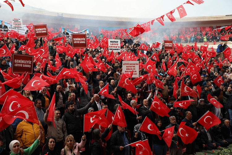 Hatay Büyükşehir Belediye Başkanı Lütfü Savaş, CHP'nin yeniden aday göstermesinin ardından gerçekleştirdiği halk buluşmasında, coşkulu bir kalabalığa hitap etti.